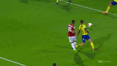 Arka - Wisła K. (0:1): Kolejna efektowna akcja wiślaków. Cywka minął dwóch rywali, wyłożył piłkę Carlitosowi, a ten myli się o centymetry!