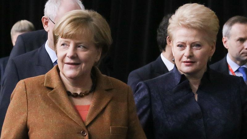  Prezydent Litwy Dalia Grybauskaite (C) i kanclerz Niemiec Angela Merkel (L)
