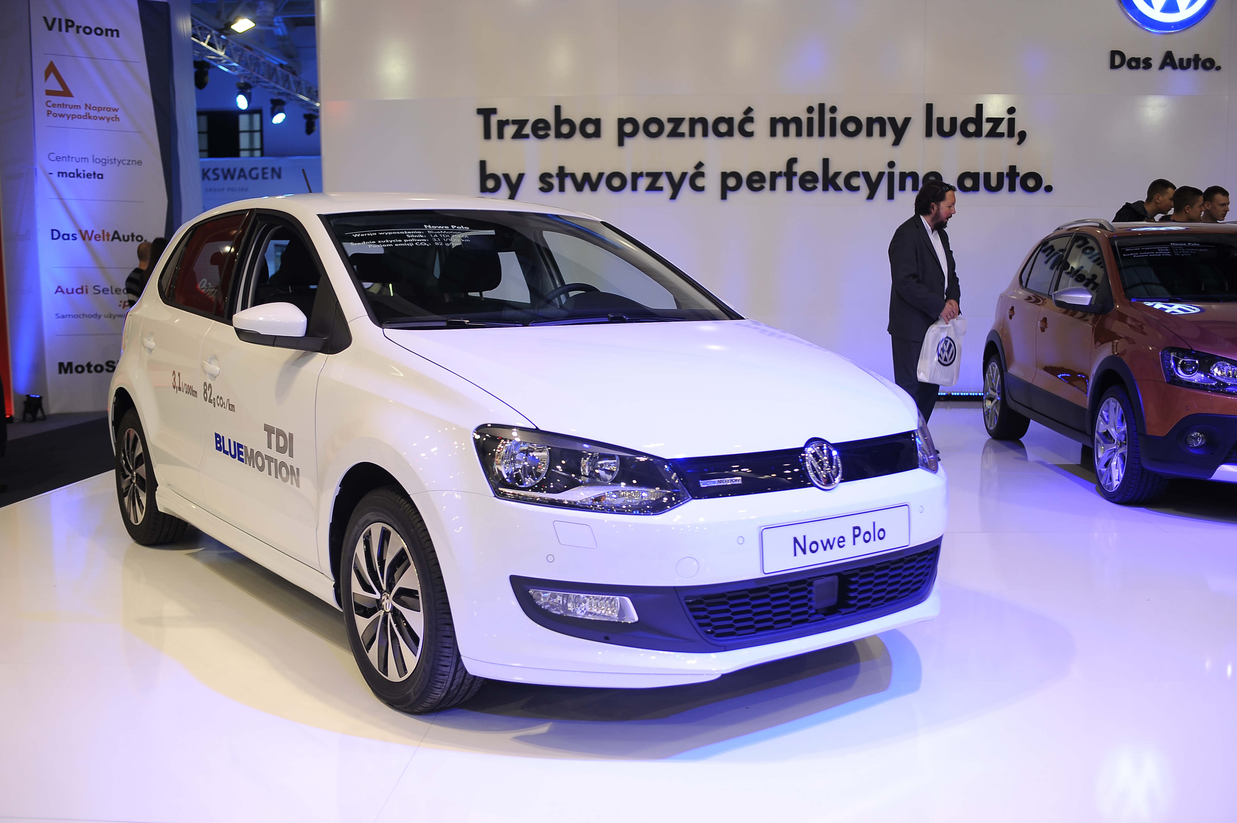 Niedługo do sprzedaży wejdzie nowe polo. W zdobywaniu pozycji na rynku ma pomóc zastosowanie technicznych udoskonaleń, które pozwolą zmniejszyć koszt paliwa. Wszystkie debiutujące w 2014 roku modele mają być wyposażone w silniki dużo oszczędniejsze od swoich poprzedników.
<em>W przypadku polo możemy mówić o różnicy 21 proc.</em> - tłumaczy Tomasz Tonder z Volkswagen Group Polska. <em>Na uwagę zasługuje polo bluemotion z silnikiem TDI - auto zużywa 3,1 litra paliwa na 100 km. Jest to najoszczędniejszy pięcioosobowy samochód na świecie z silnikiem wysokoprężnym.</em>