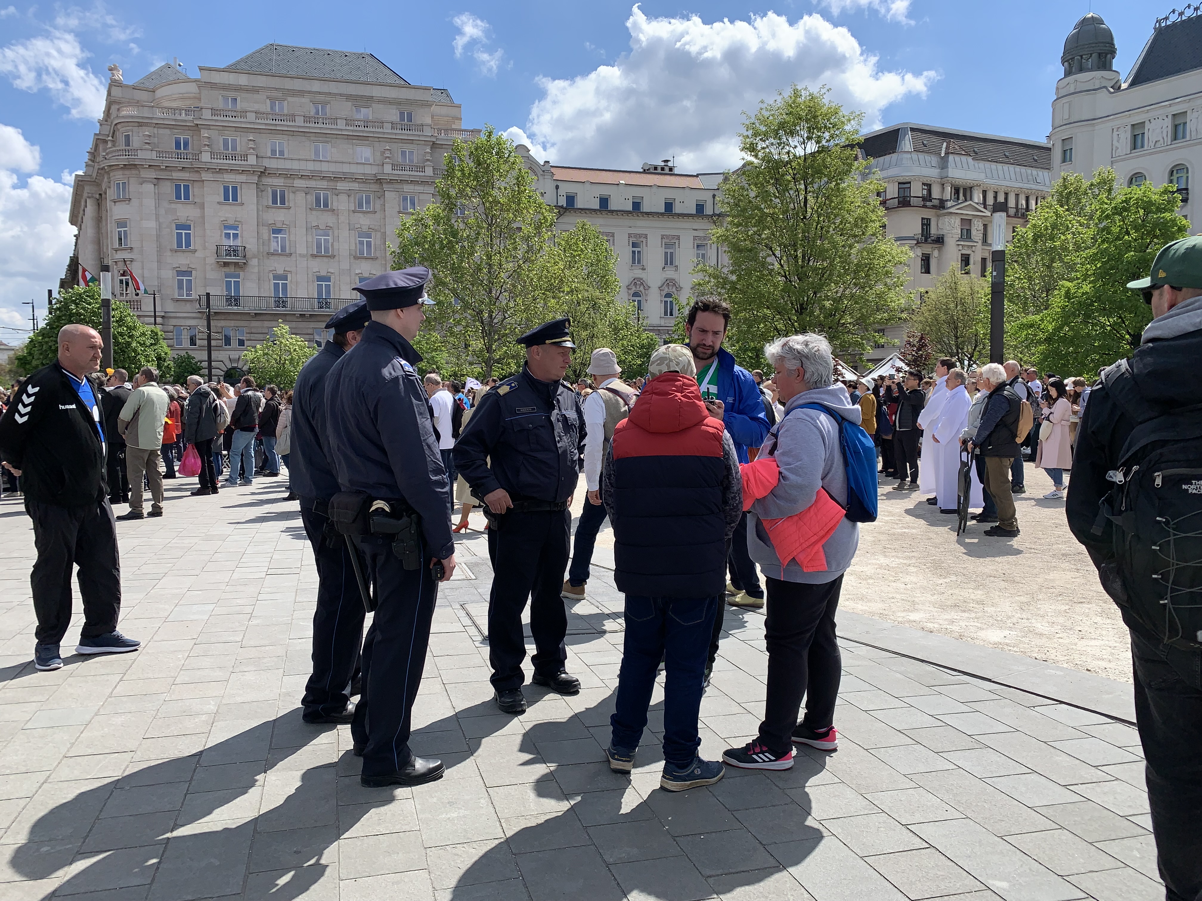 Elveszett egy kislány a Kossuth téren, miközben Ferenc pápa misét celebrált
