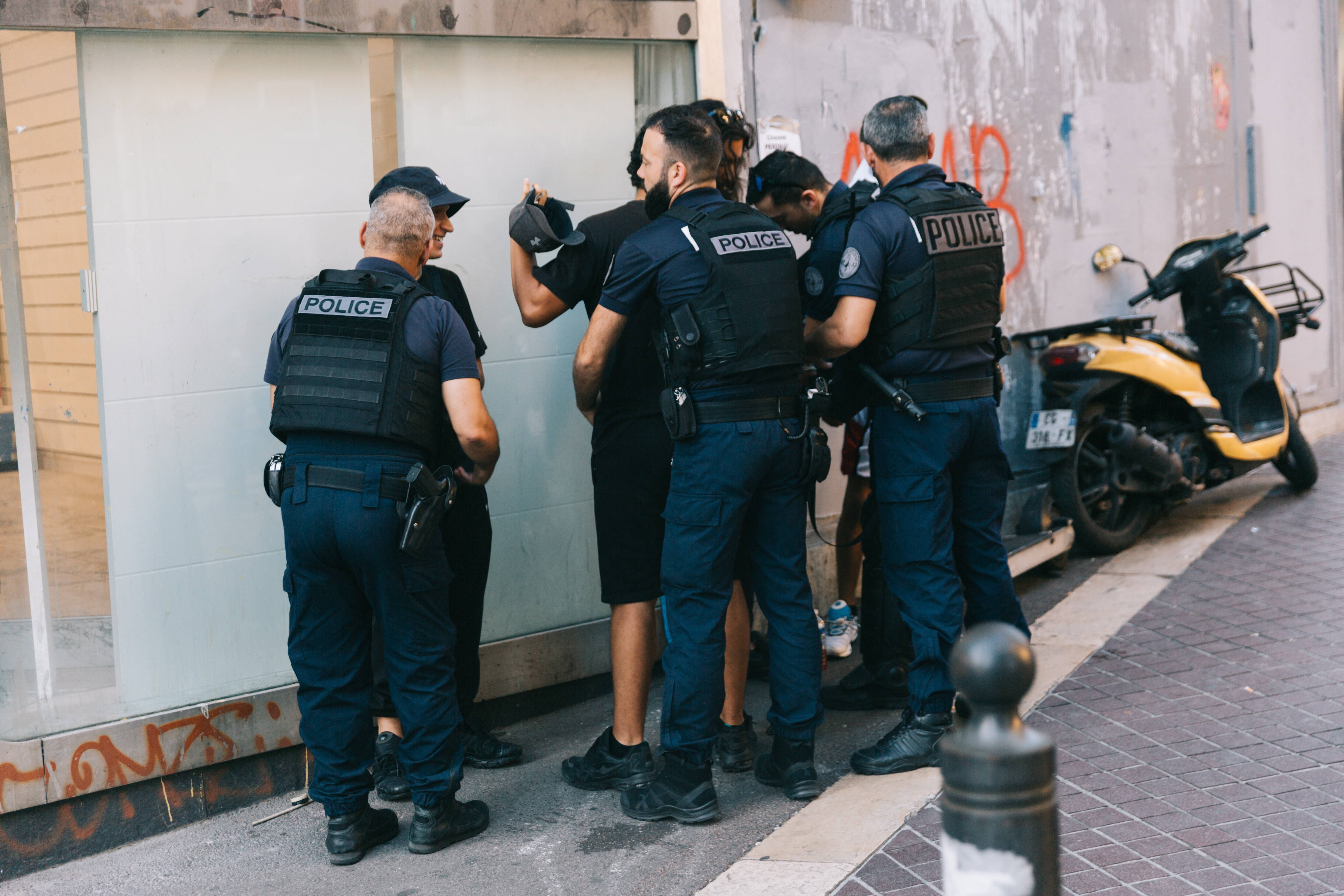 Francuska policja przeprowadza kontrolę osobistą podczas patrolu w dzielnicy Canebière w Marsylii.