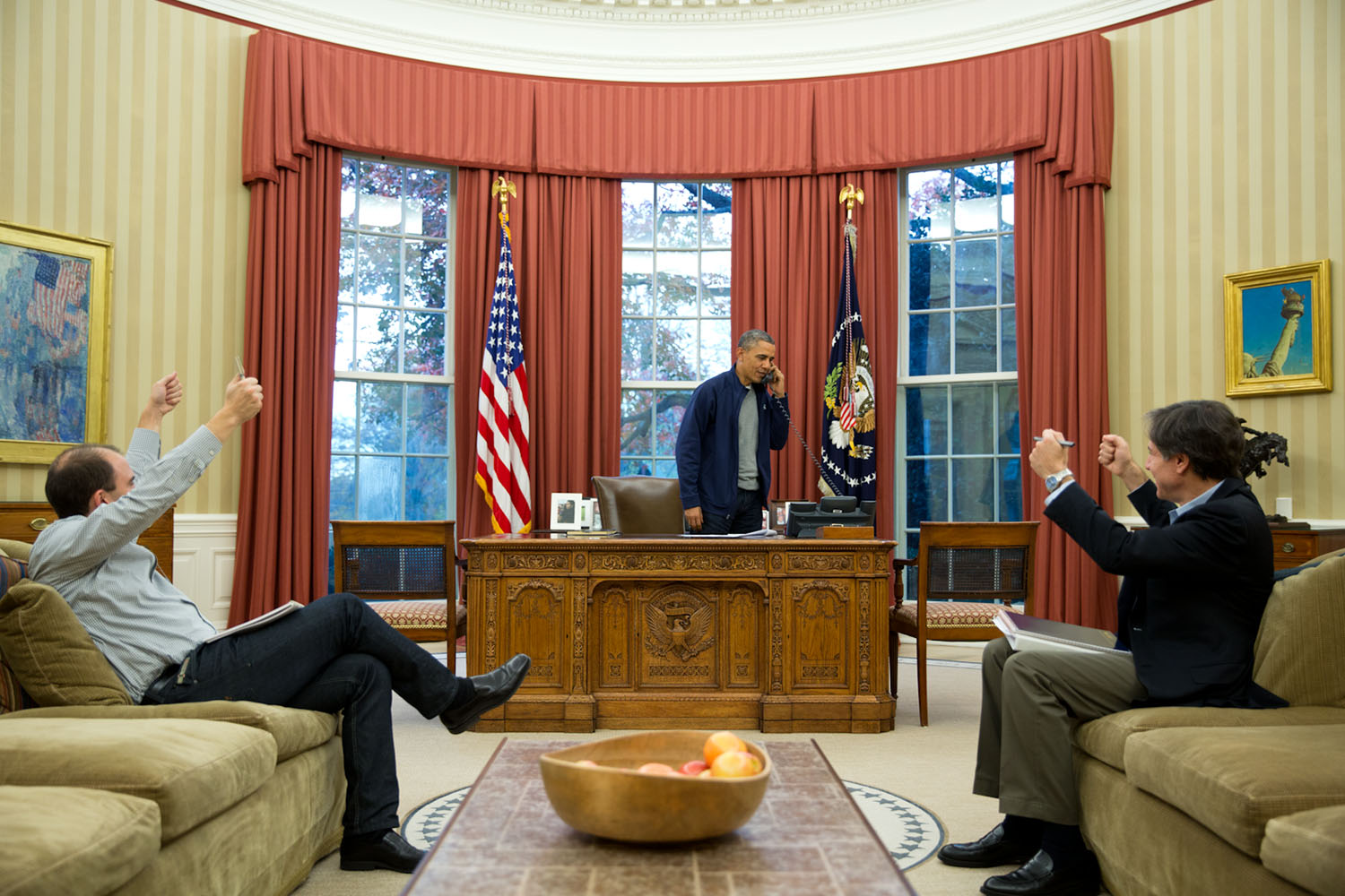 23 listopada 2013 roku, Gabinet Owalny. Obama rozmawia przez telefon z sekretarzem stanu. John Kerry był wówczas w Genewie, prowadził negocjacje z Iranem. Doradcy prezydenta USA najwyraźniej są zadowoleni z przebiegu negocjacji. Jak wyjaśnia Pete Souza, zdjęcie wykonane zostało w sobotę, stąd ten nieformalny strój, mimo formalnych okoliczności