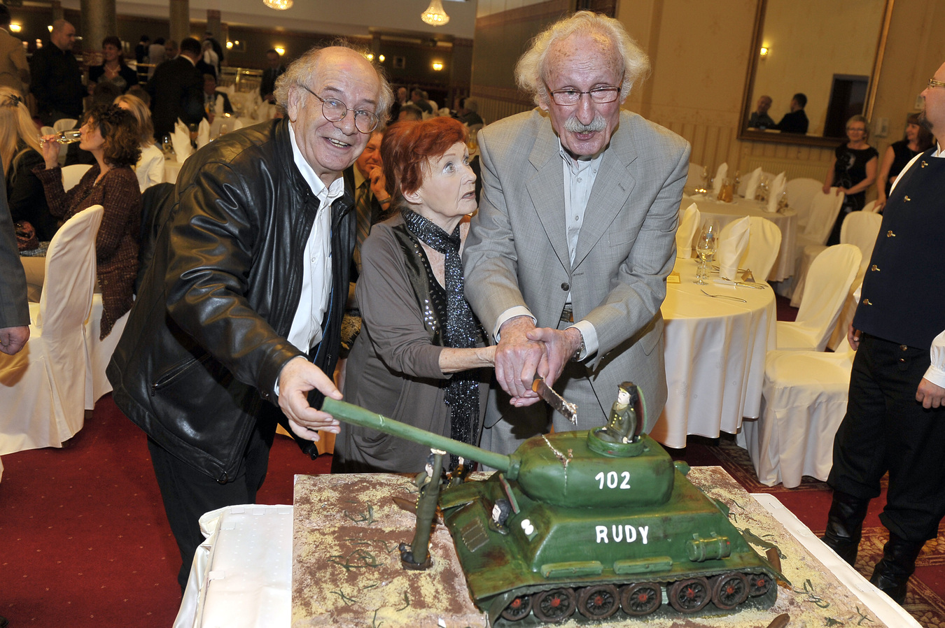 Jubilat cieszy się dobrym zdrowiem. Gra m.in. w Teatrze Powszechnym i w popularnym serialu