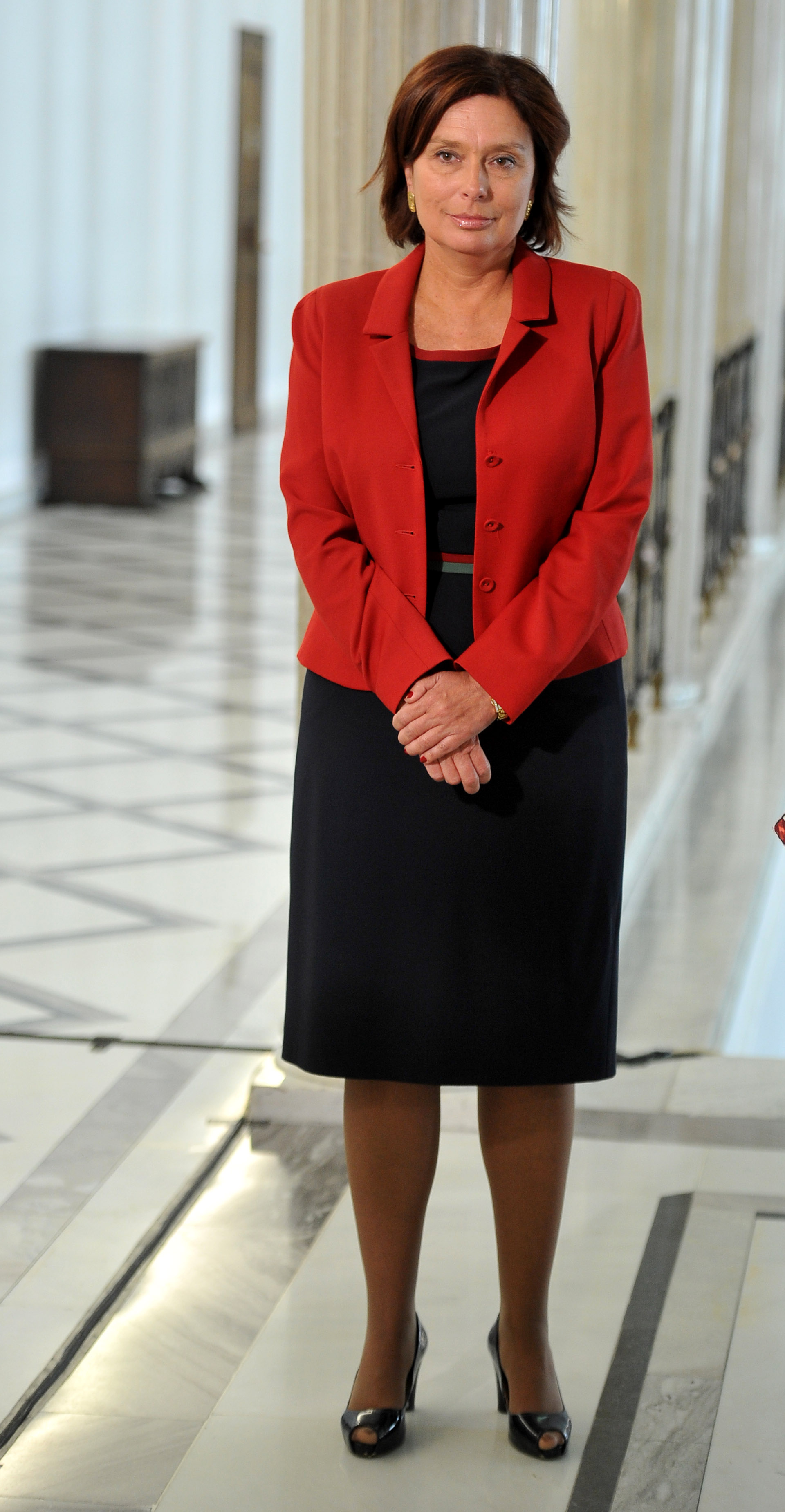 Małgorzata Kidawa-Błońska w eleganckim połączeniu czerni i czerwieni