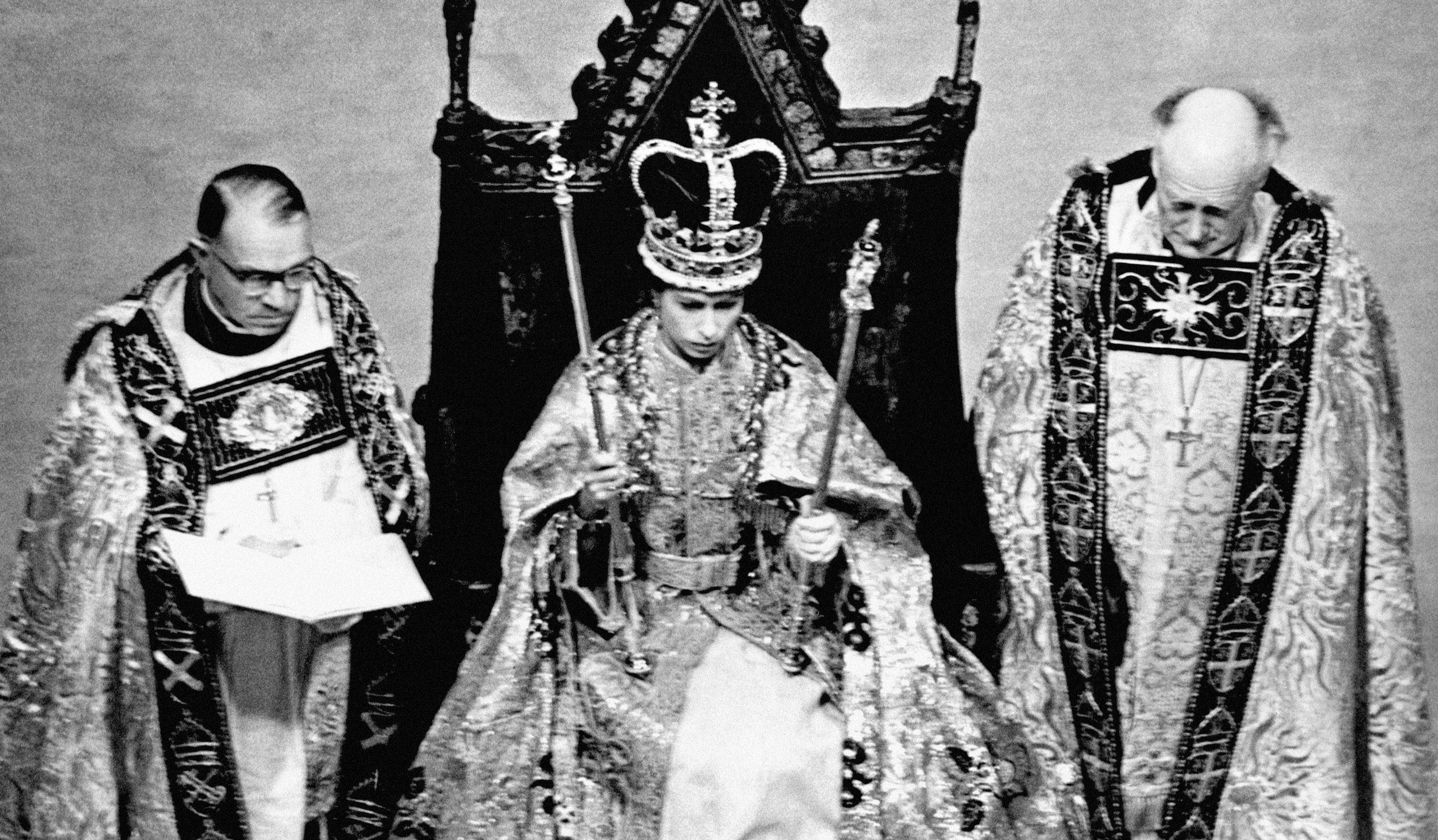 A 4 éves Károly király történelmet írt Erzsébet királynő koronázásán, amivel az egész világ elismerését elnyerte - fotó