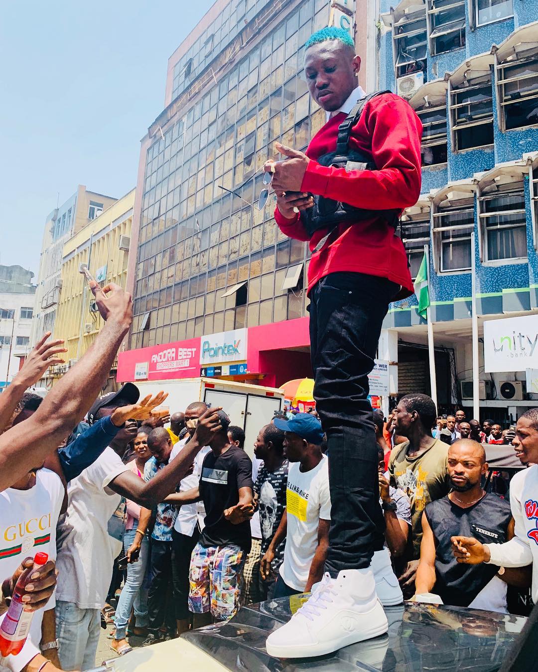 Nigerian rapper, Zlatan held his show, 'Zlatan Live' at Federal Palace Hotel, Ahmadu Bello, Way, Victoria Island, Lagos. While some upcoming acts had been performing, the man of the hour made his way onto the stage at 1:23 am on December 19, 2019. [Instagram/ZlatanIbile]