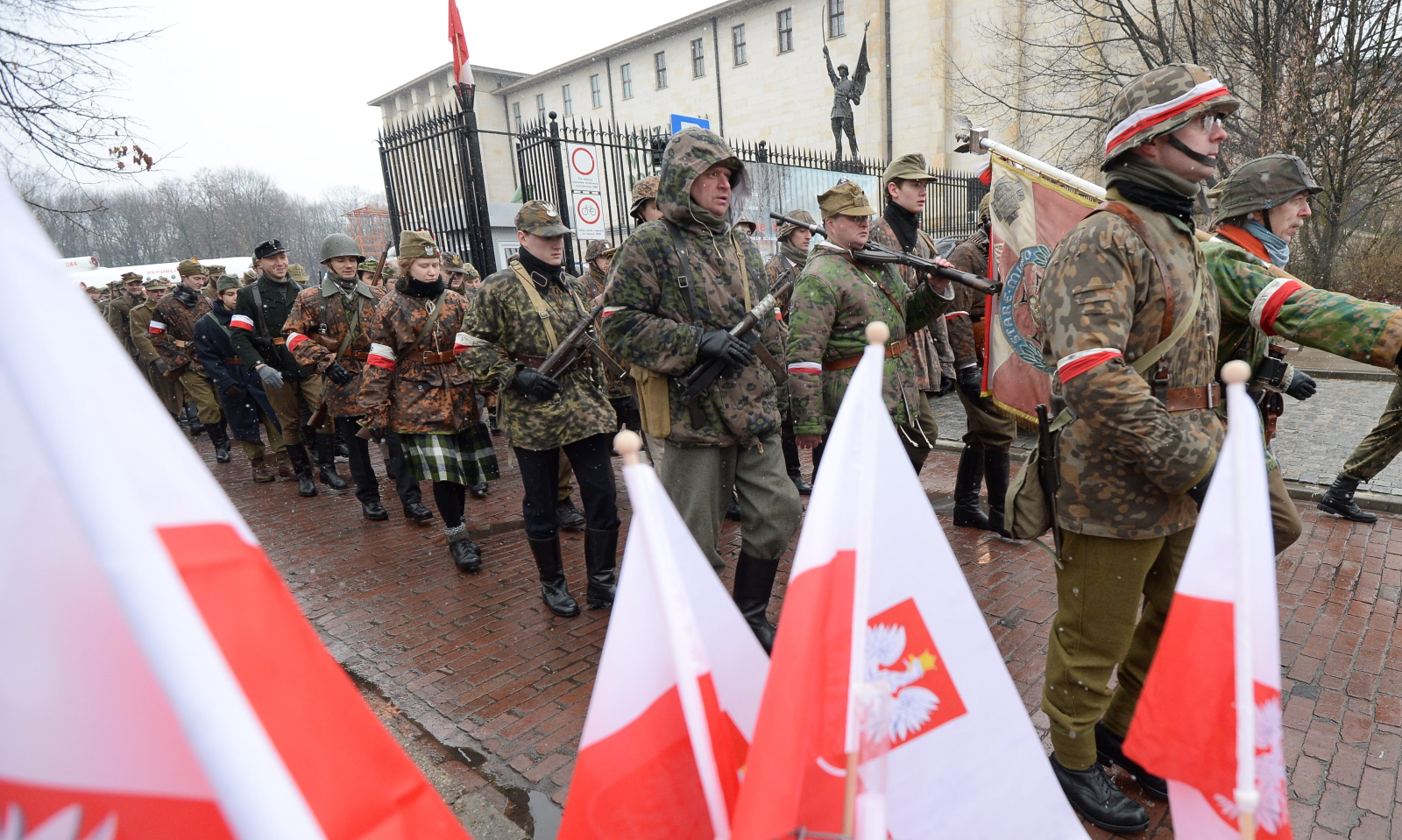 Przemarsz uczestników apelu pamięci, jaki odbył się na dziedzińcu Muzeum Wojska Polskiego, na plac Piłsudskiego przed Grób Nieznanego Żołnierza