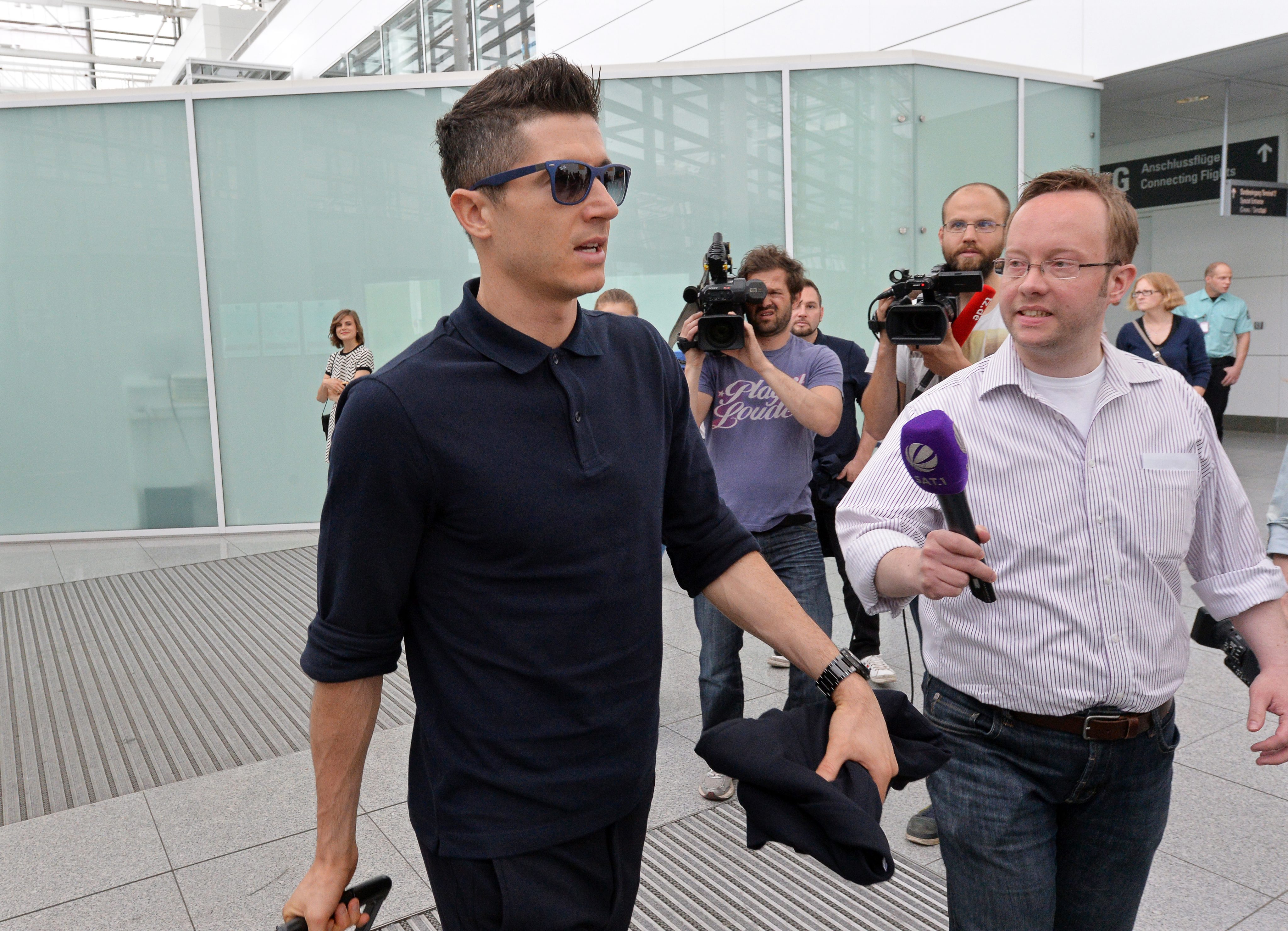 Lewandowski w ciemnych okularach na lotnisku w Barcelonie. Najnowsze zdjęcia polskiego piłkarza