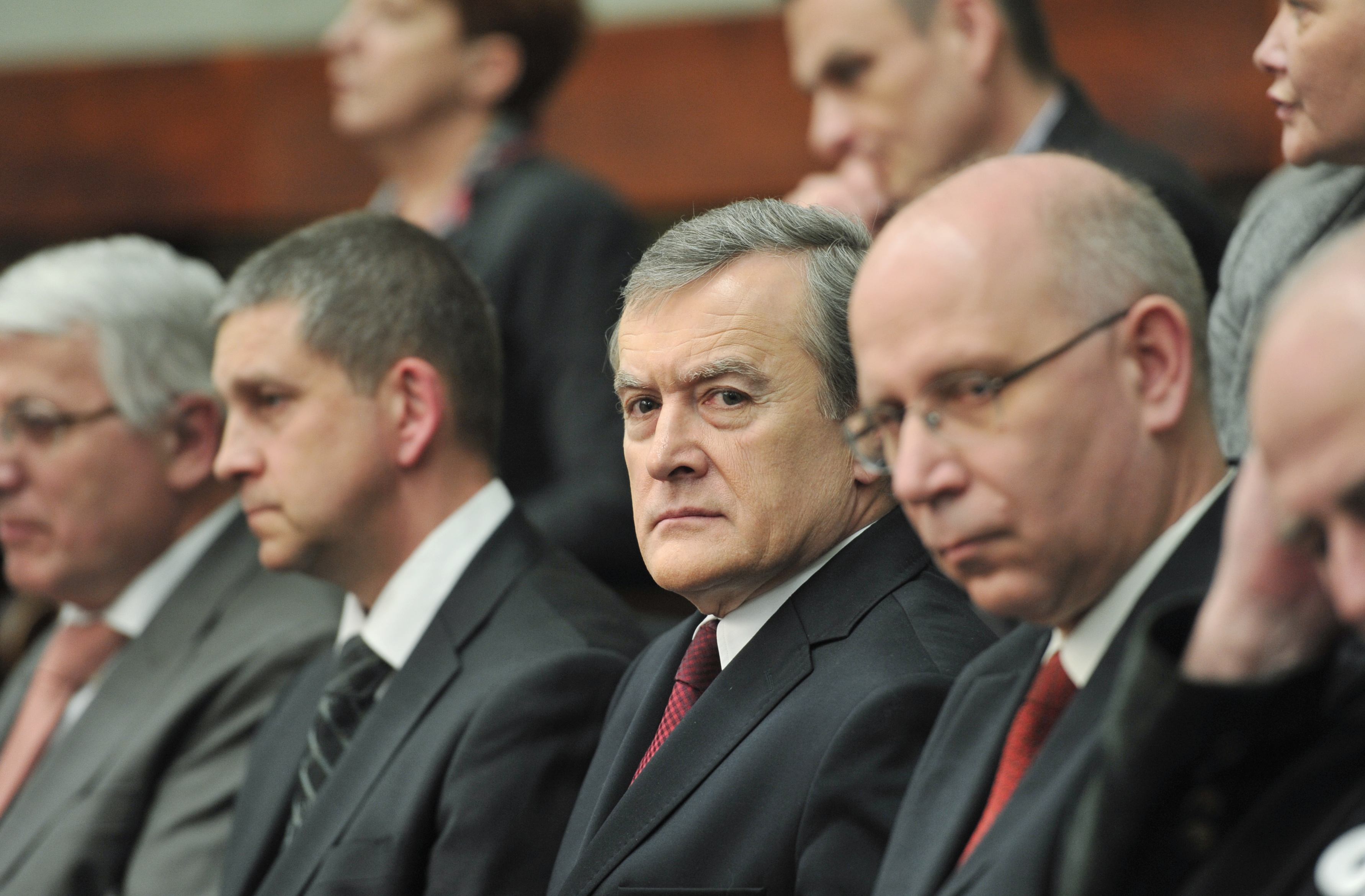 Prof. Piotr Gliński przygląda się debacie z galerii dla gości