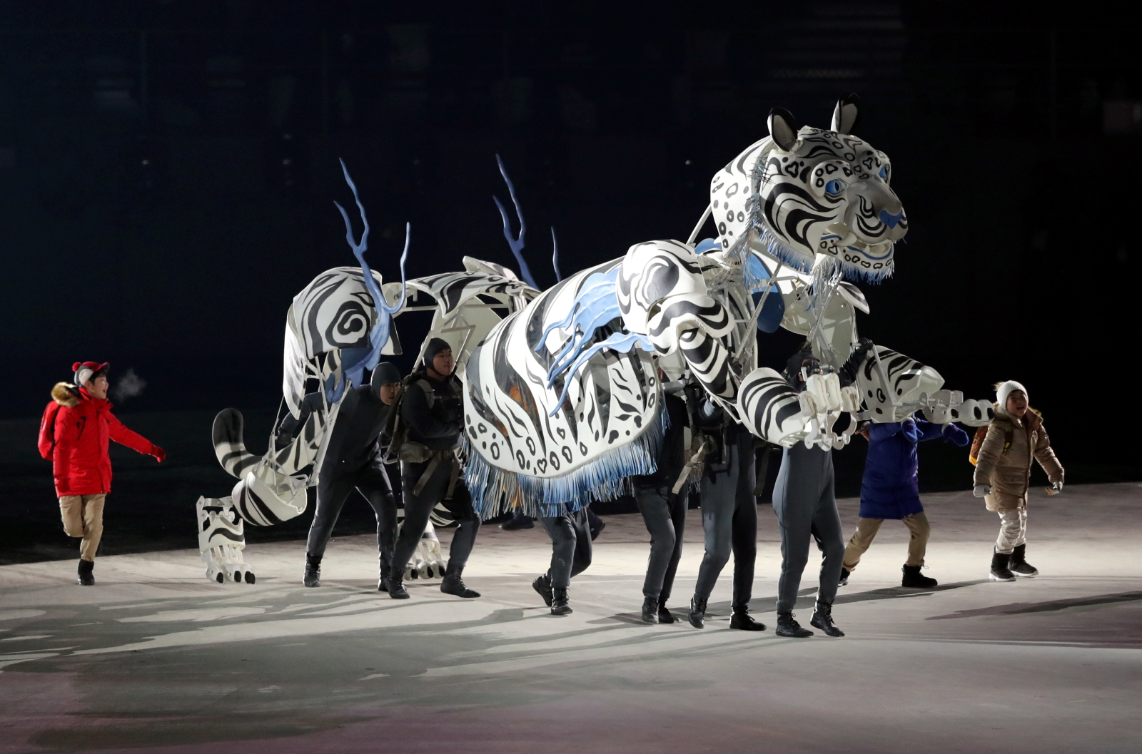 Punktem kulminacyjnym był zamykający defiladę wspólny przemarsz sportowców Korei Południowej i Północnej pod białą flagą z konturem Półwyspu Koreańskiego. W Pjongczangu wystąpi łącznie 22 zawodników z Korei Północnej. 35 tys. widzów oklaskiwało Koreańczyków na stojąco.