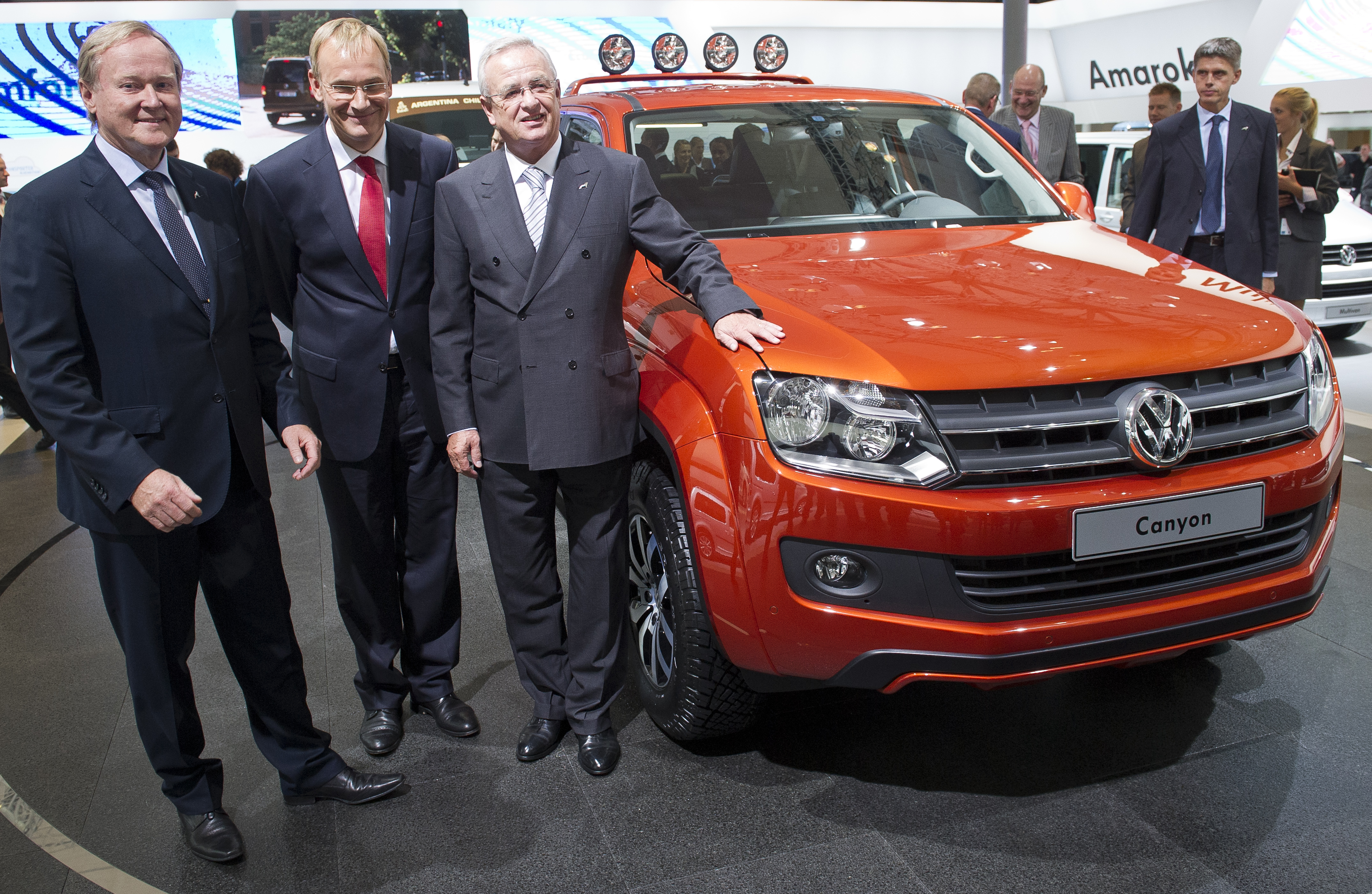 Szef Volkswagena Martin Winterkorn po sesji zdjęciowej przy produktach swojego koncernu postanowił obejrzeć ofertę rywala, czyli Forda. Powód?