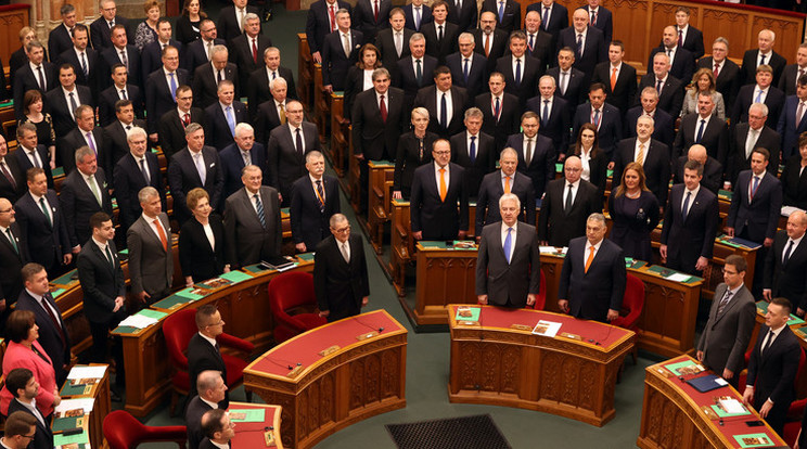 Megnéztük a frakciószerződéseket: 25 millió forintért vásárolt autót a Fidesz