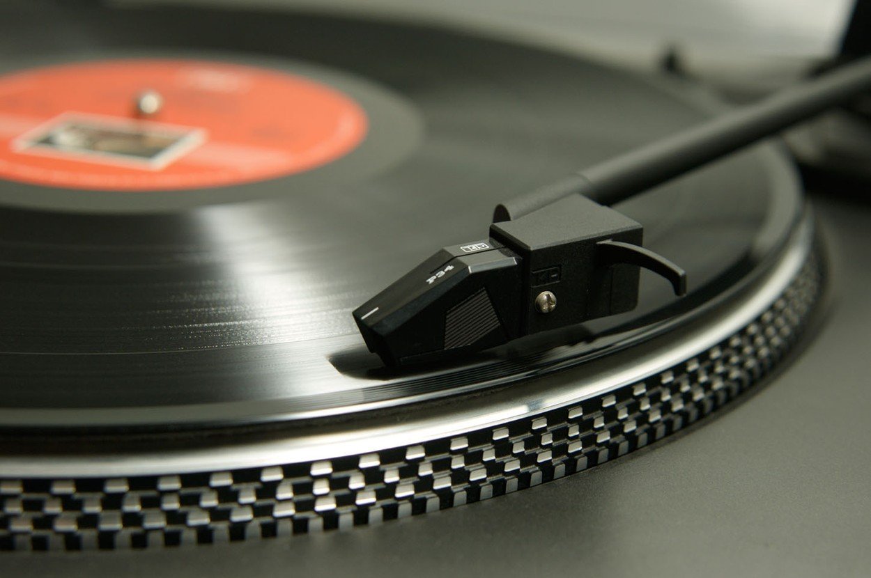 Kako izgleda gramofonska ploča uveličana 1.000 puta Noizz