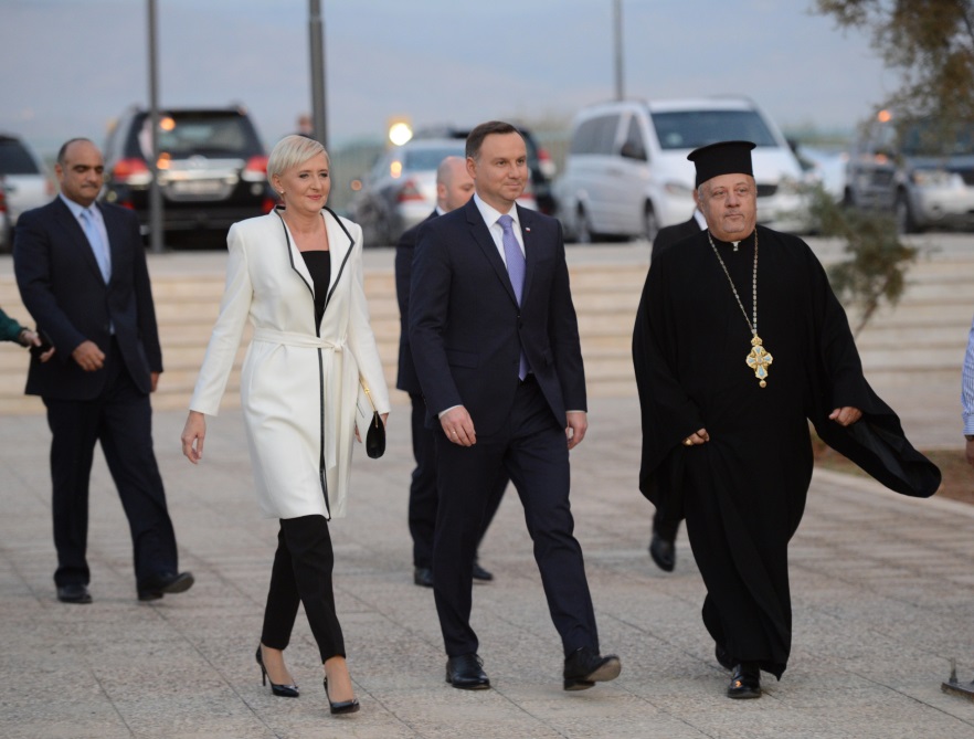 ... Na niedzielne popołudnie małżonka prezydenta Dudy wybrała już zupełnie inny strój. Niezmienna była tylko obecność dłuższego okrycia wierzchniego w zestawie. Która jej kreacja podoba Wam się najbardziej?
