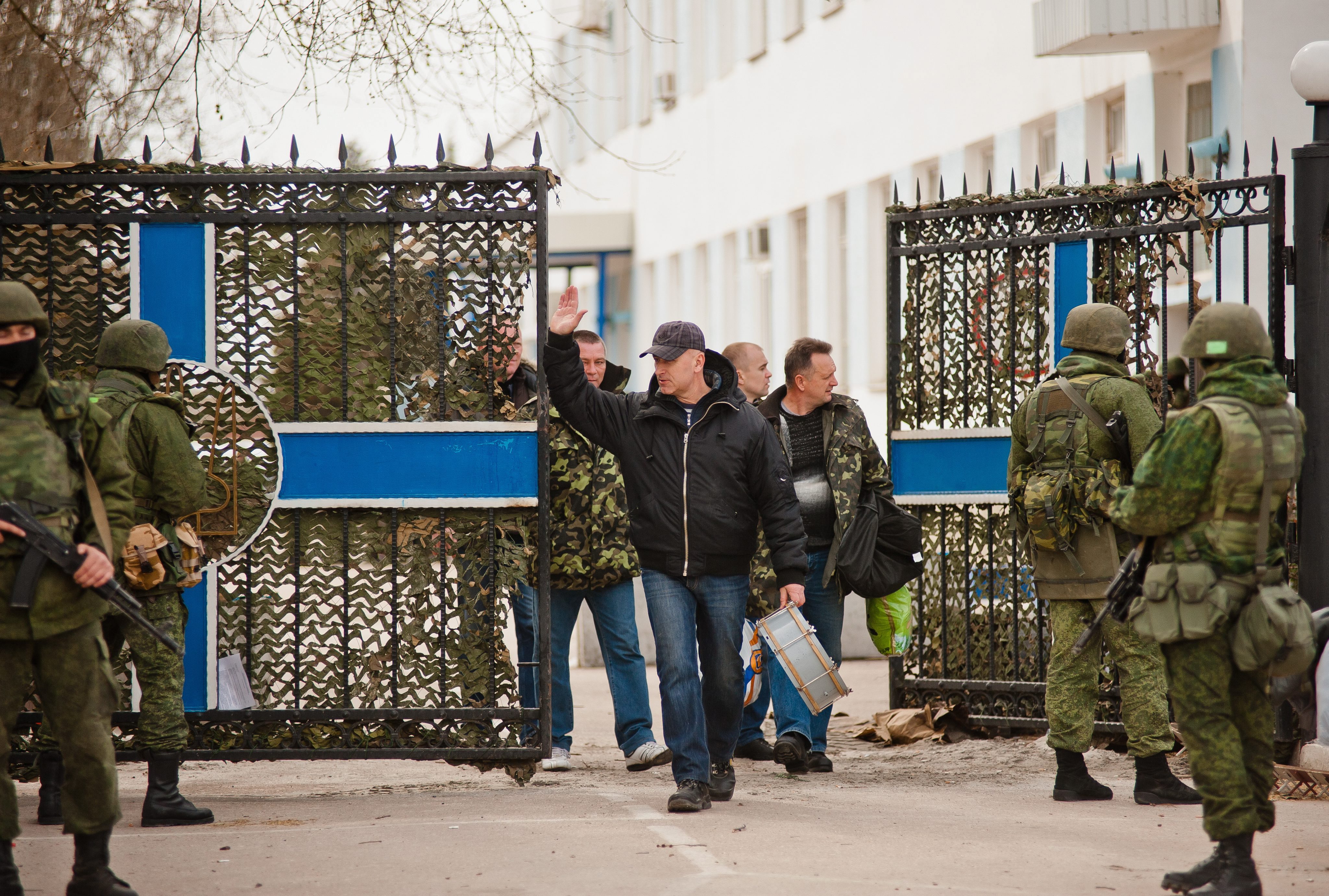 Według mediów, w miejscowości Perewalne koło Symferopola częściowo poddała się miejscowa jednostka, która była blokowana od 2 marca przez oddziały samoobrony Krymu i rosyjskich wojskowych. Według Centrum Badań Wojskowo - Politycznych, część żołnierzy oddała broń. Mają teraz podjąć decyzję, czy służyć w lokalnej armii, czy odejść do cywila i pozostać na półwyspie bądź też wyjechać na kontynentalną część Ukrainy. Już jutro w Perewalnym mają być wydawane rosyjskie paszporty tym Ukraińcom, którzy zdecydowali się służyć Rosji.