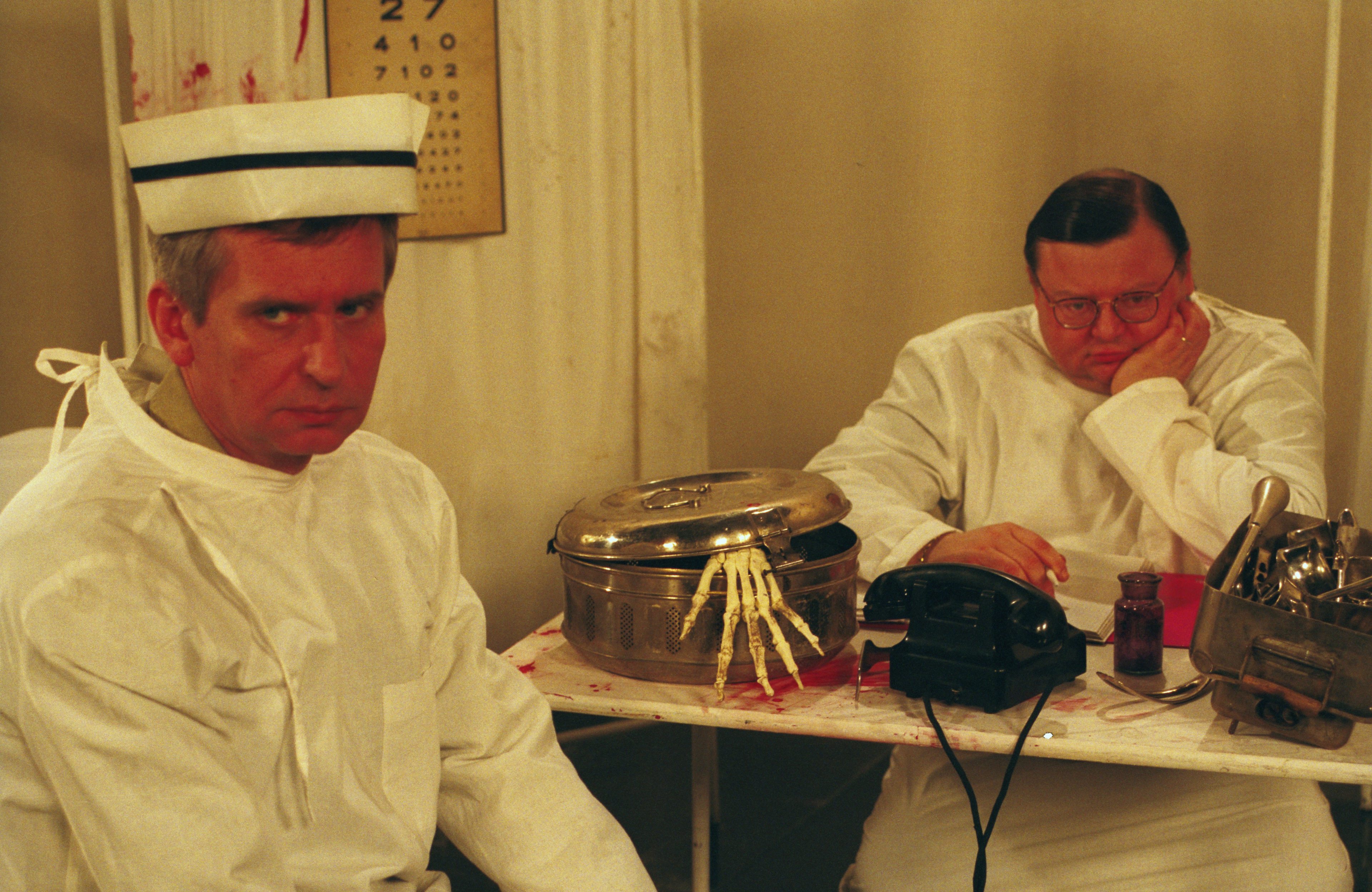 Wojciech Mann jako doktor Werner i Krzysztof Materna jako siostra Irena w programie satyrycznym „Za chwilę dalszy ciąg programu”, marzec 1994 r