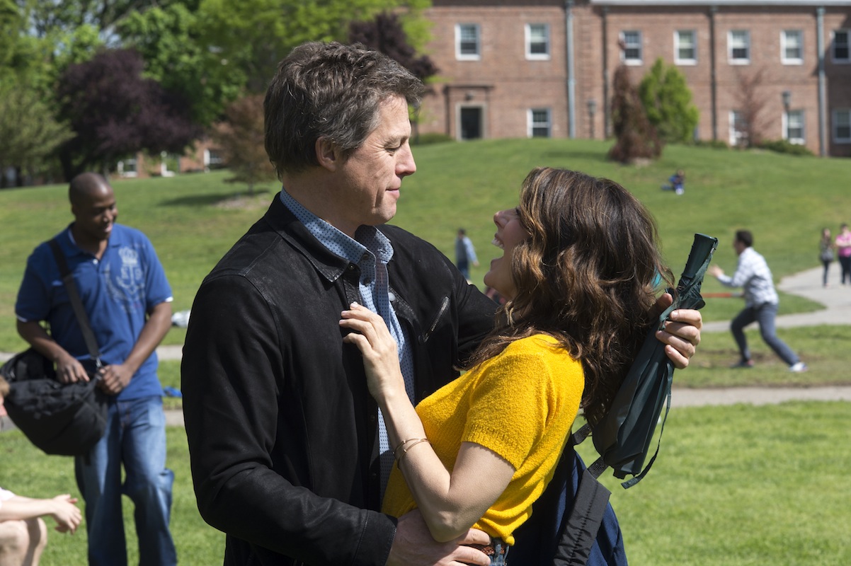 Hugh Grant powraca do typowej dla siebie roli, czyli nieco cynicznego, wiecznego dziecka, któremu wszak nie sposób odmówić uroku. CZYTAJ WIĘCEJ >>>
