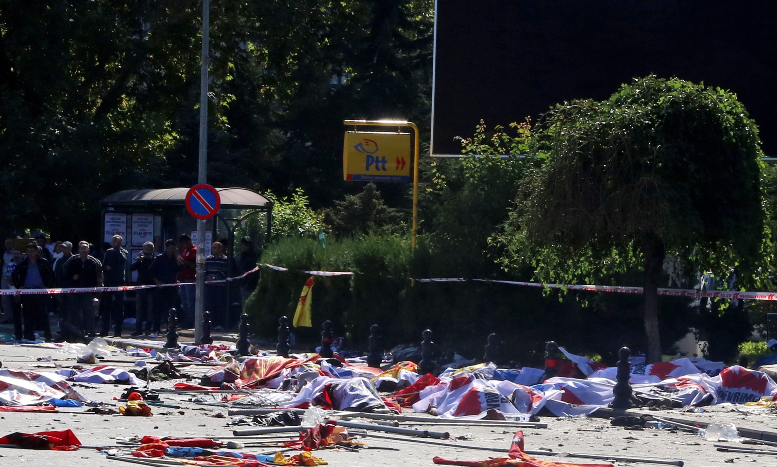 Według najnowszych, oficjalnych doniesień, zginęło co najmniej 30 osób, a blisko 130 zostało rannych...