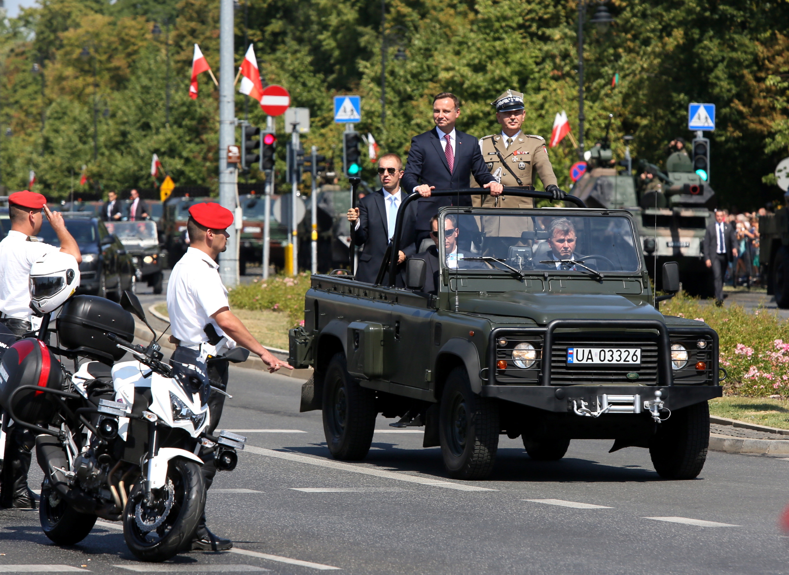Zwierzchnik Sił Zbrojnych, prezydent Andrzej Duda w asyście szefa Sztabu Generalnego gen. Mieczysława Gocuła dokonuje przeglądu pododdziałów wojskowych w Al. Ujazdowskich, przed rozpoczęciem defilady wojskowej