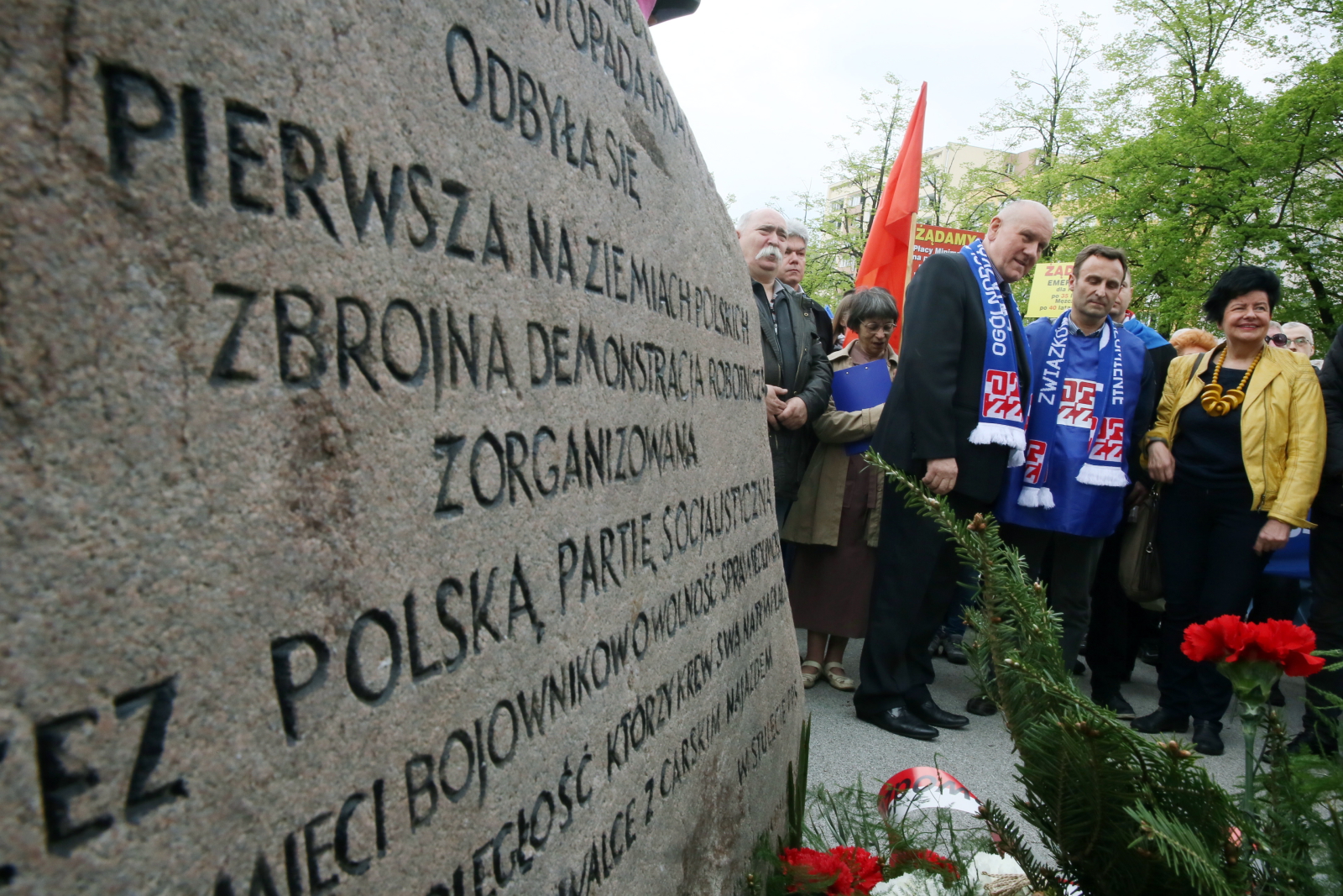 Związkowcy i politycy (na zdjęciu europosłanka SLD Joanna Senyszyn) złożyli kwiaty pod obeliskiem upamiętniającym pierwszą na polskich ziemiach demonstrację robotniczą, zorganizowaną 13 listopada 1904 r. przez PPS.