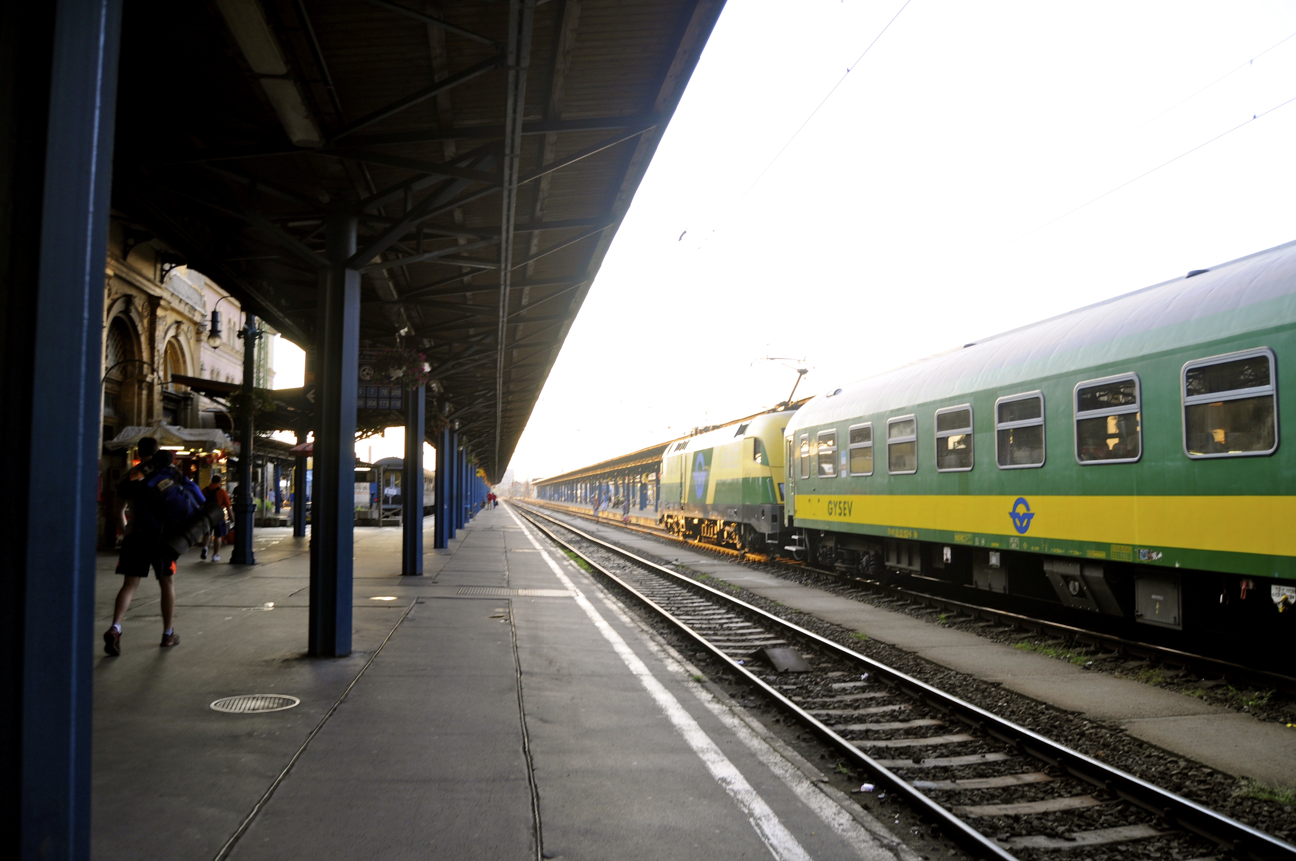 Változik a vonatok, a buszok és a HÉV menetrendje március 15-én: itt vannak a részletek