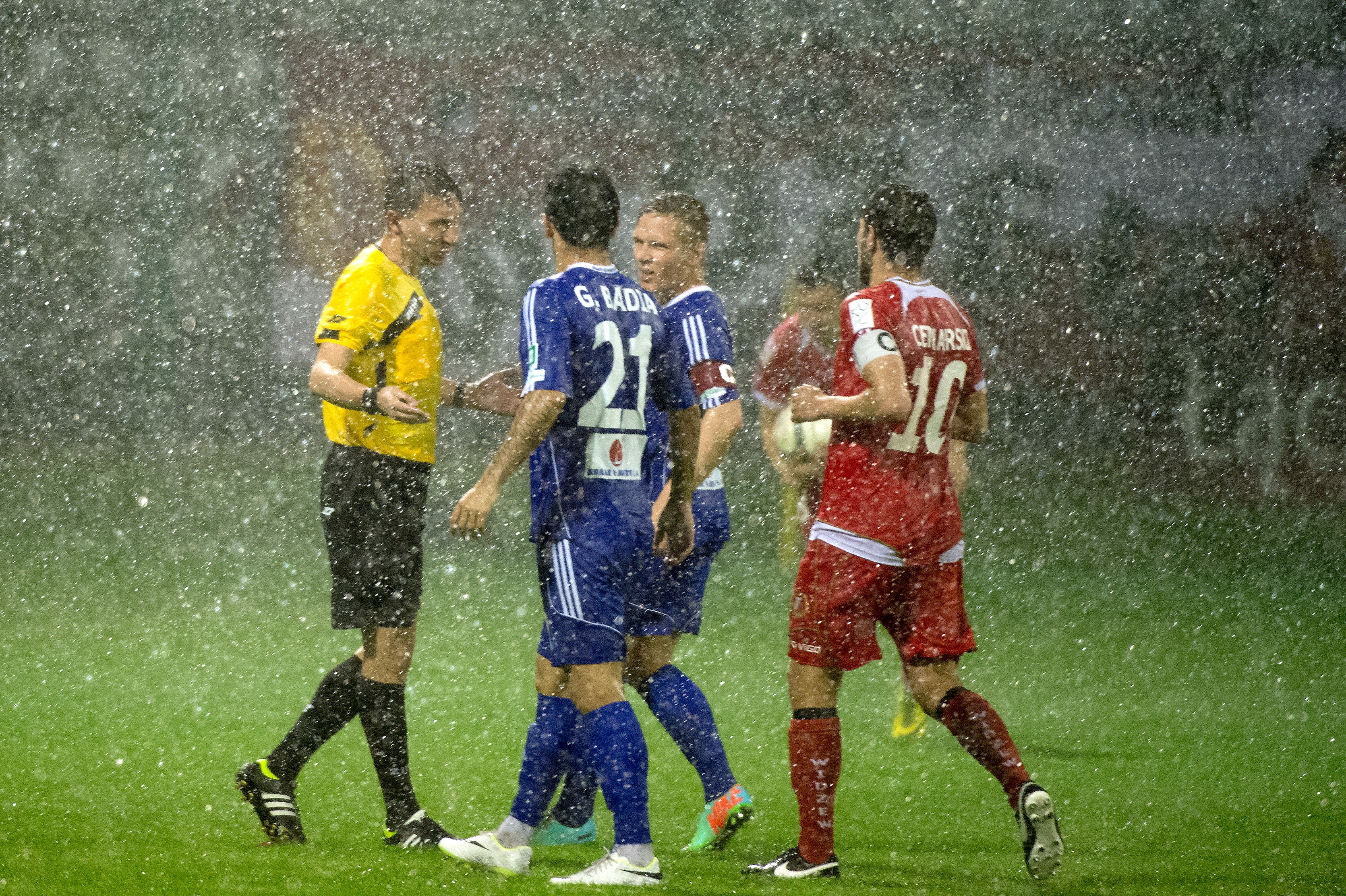 Basen na boisku. Mecz Widzew - Piast przerwany