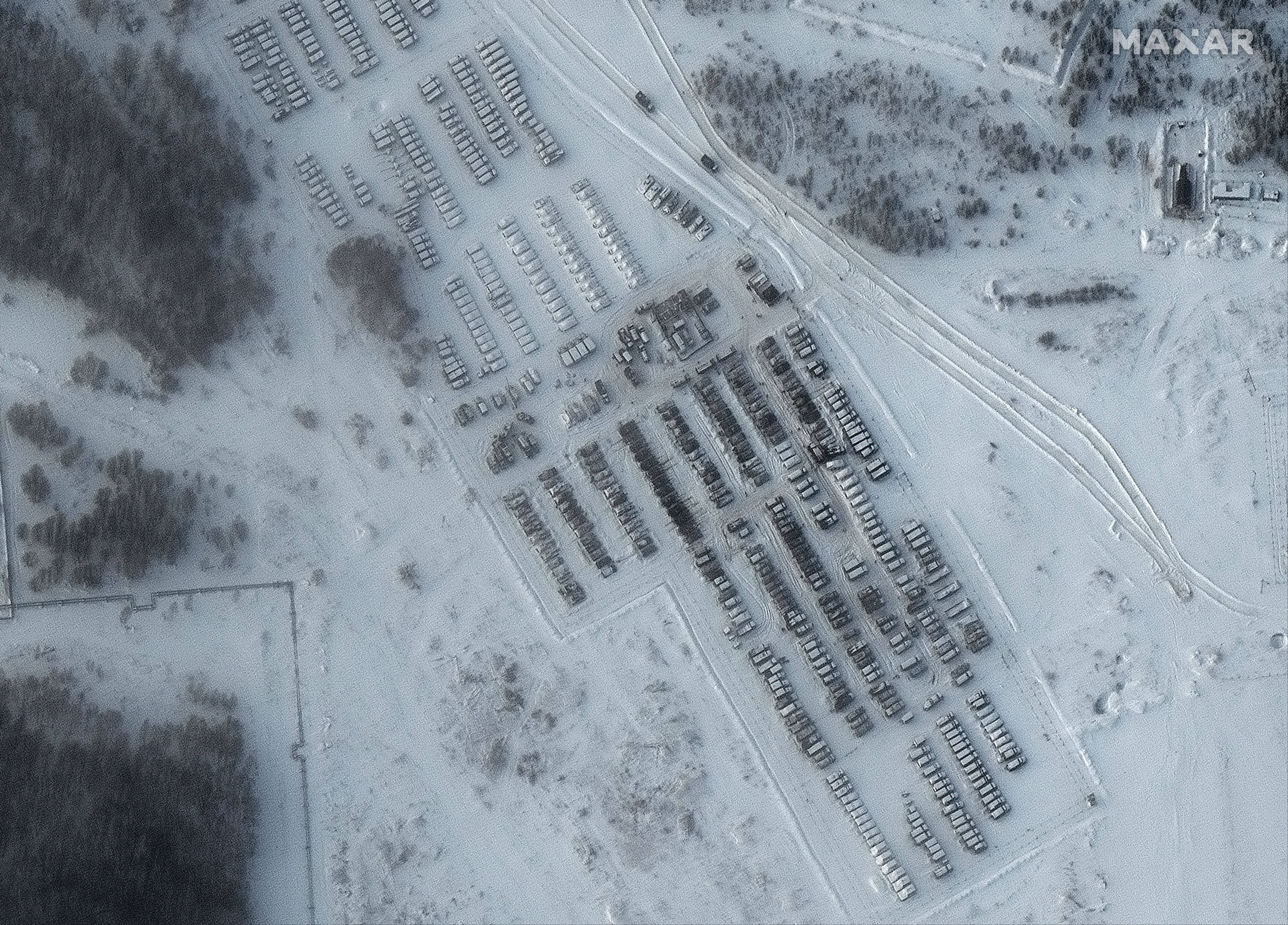 Czołgi, artyleria i inny sprzęt wojskowy zgromadzony przez rosyjską armię w okolicach Jelnii, 130 km od granicy z Ukrainą