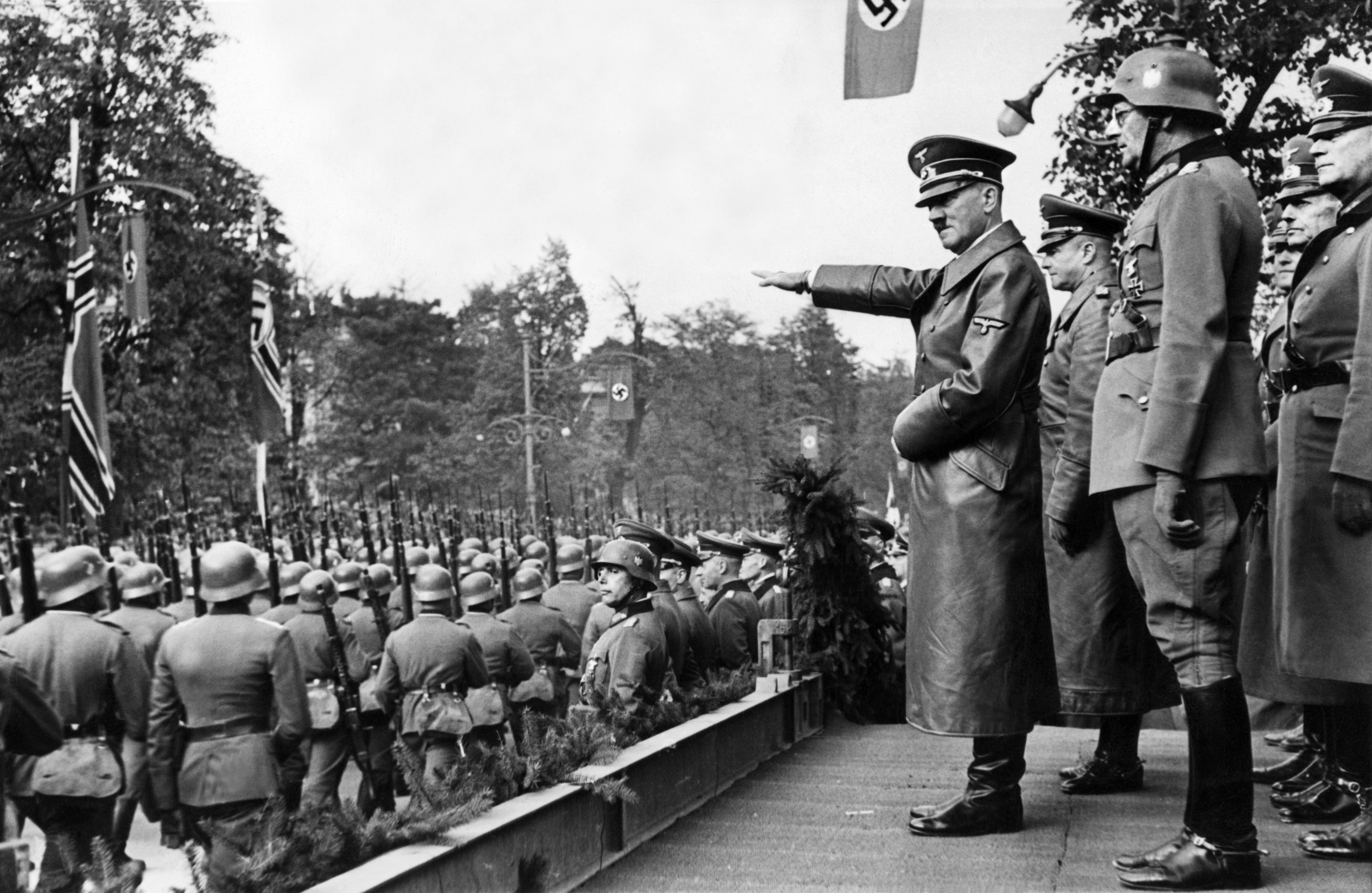 Defilada w Alejach Ujazdowskich 5 października 1939 roku. Hitler stoi na trybunie wśród najwyższych rangą dowódców swoich armii