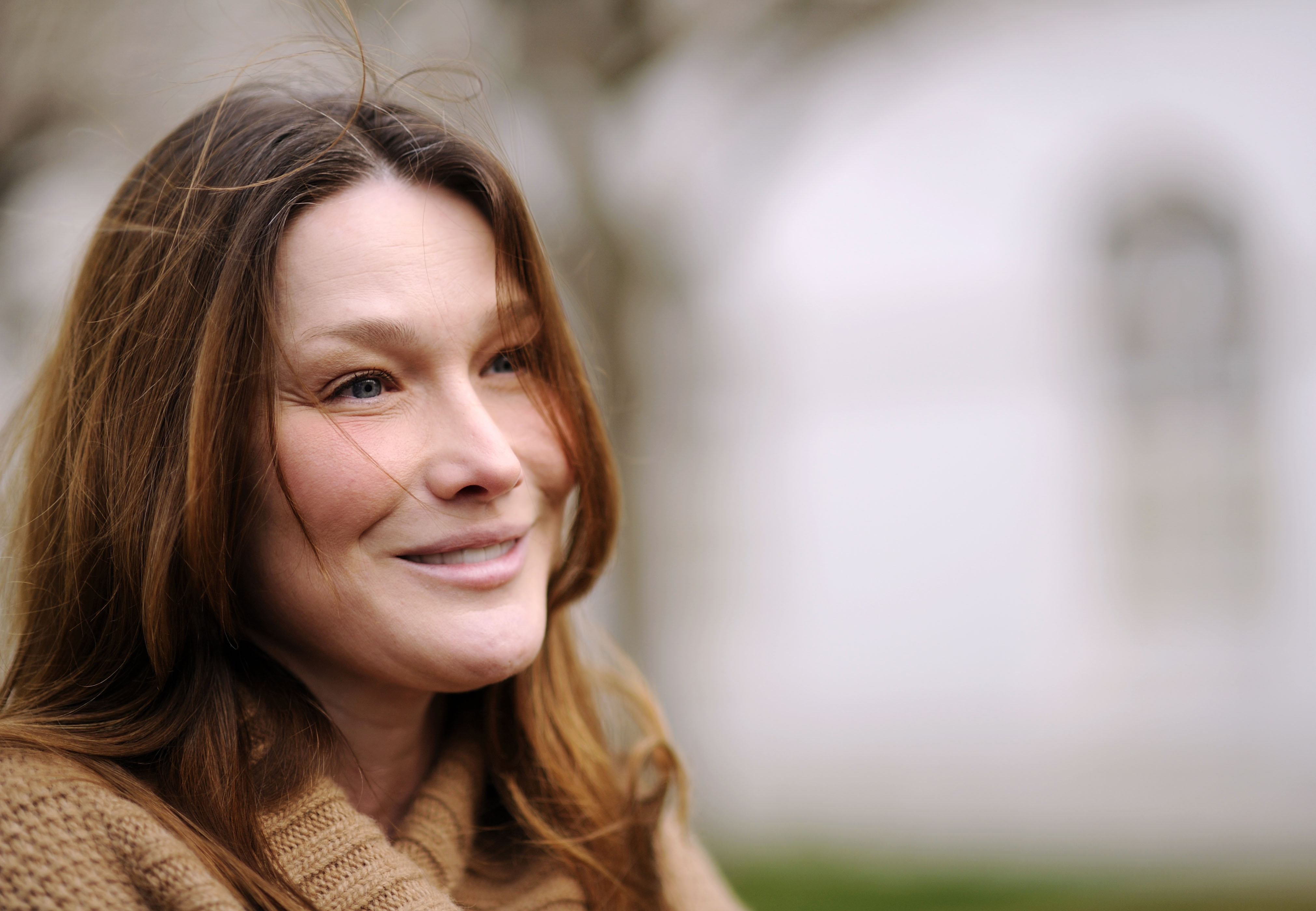 O Carli Bruni mówi się, że przesadziła z botoksem, przez co jej twarz stała się napięta i lekko opuchnięta