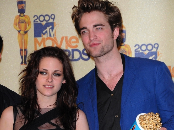 Podobno Pattinson poprosił nawet Stewart, by na razie się z nim nie kontaktowała, bo musi wszystko przemyśleć. Miał użyć słów, że jest wściekły i ma złamane serce. Kristen Stewart nie chce jednak dać za wygraną i postanowiła walczyć o uczucie