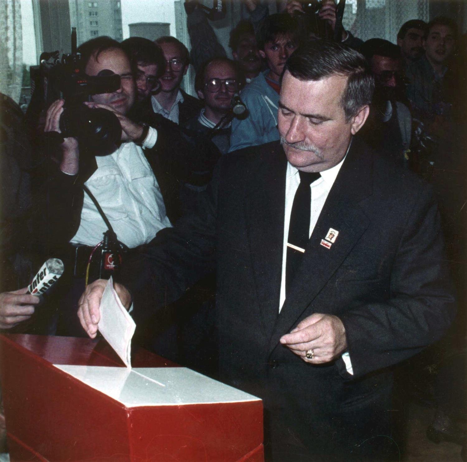 Wybory czerwiec 1989_Lech Wałęsa głosuje