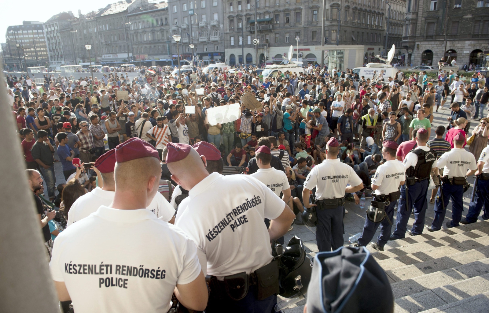 Budapeszt: Imigranci przed dworcem Keleti