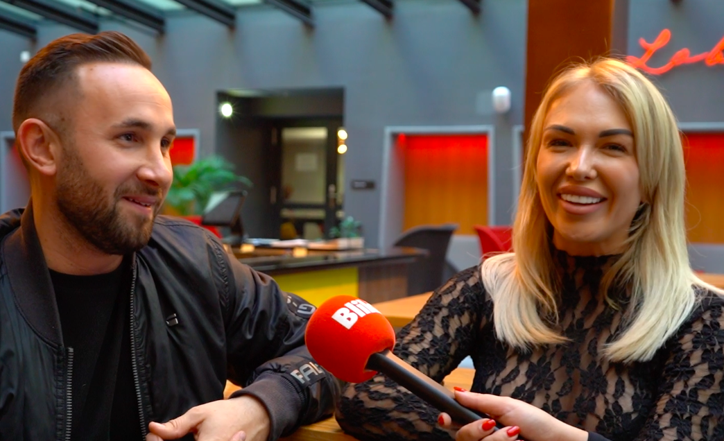 Kőgazdag Szandi párja nem szeret koszos házba hazaérni, a lány meg felmosni sem tud, nézze ezt az odaszúrogatós párbeszédet! - videó