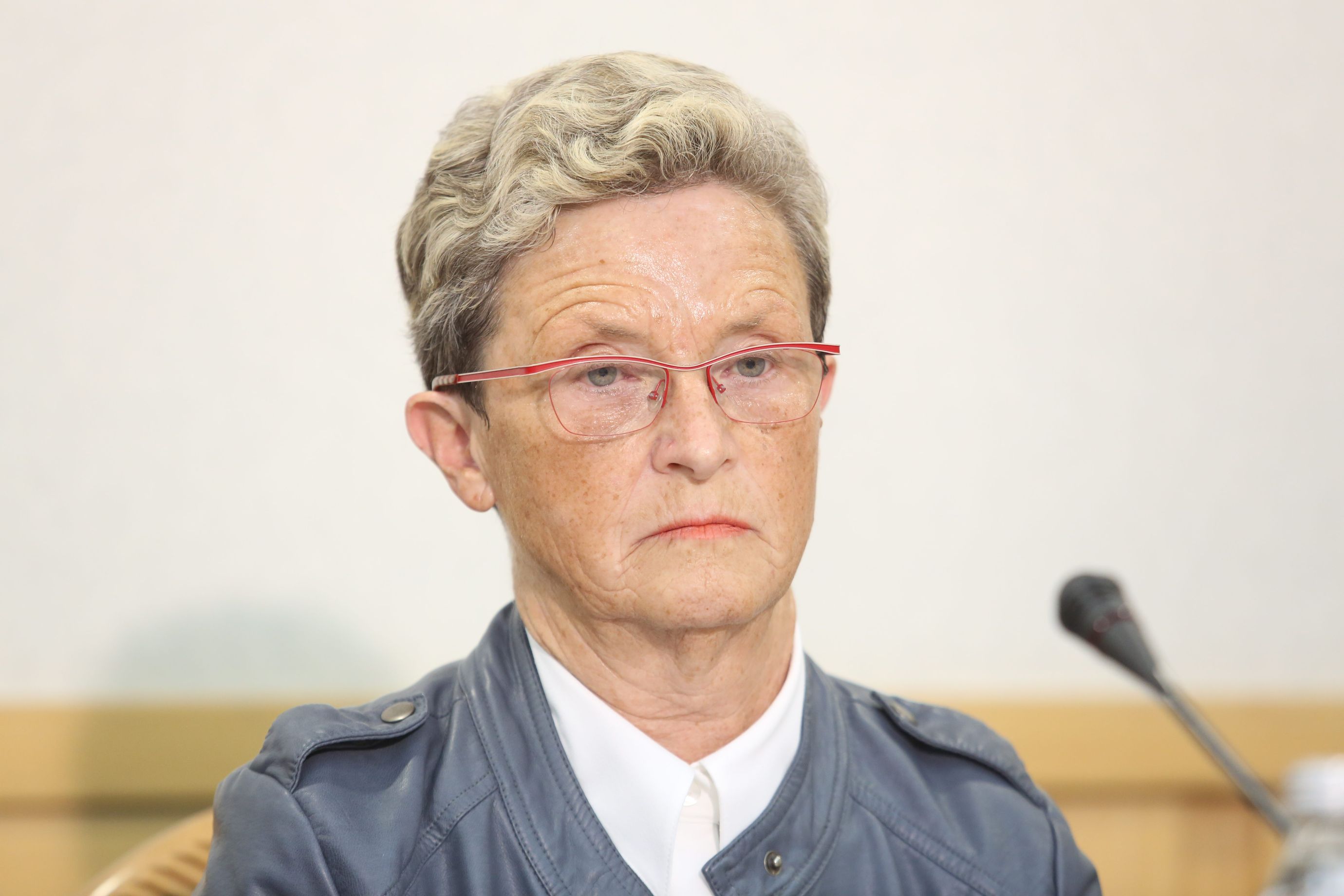 69-letnia sędzia, adwokat i radca prawny. W sądownictwie przeszła przez wszystkie szczeble stanowisk - aż do stanowiska sędzi Sądu Najwyższego, które objęła w 1999 roku. Tam orzekała aż do 2008 roku. Rok wcześniej Lech Kaczyński powołał ją do składu PKW. W czasie standardowych konferencji prasowych PKW poprzedzających wybory Maria Grzelka jest tą, która wyjaśnia sposób głosowania, tzn. gdzie i jak wiele krzyżyków należy postawić na kartach wyborczych.