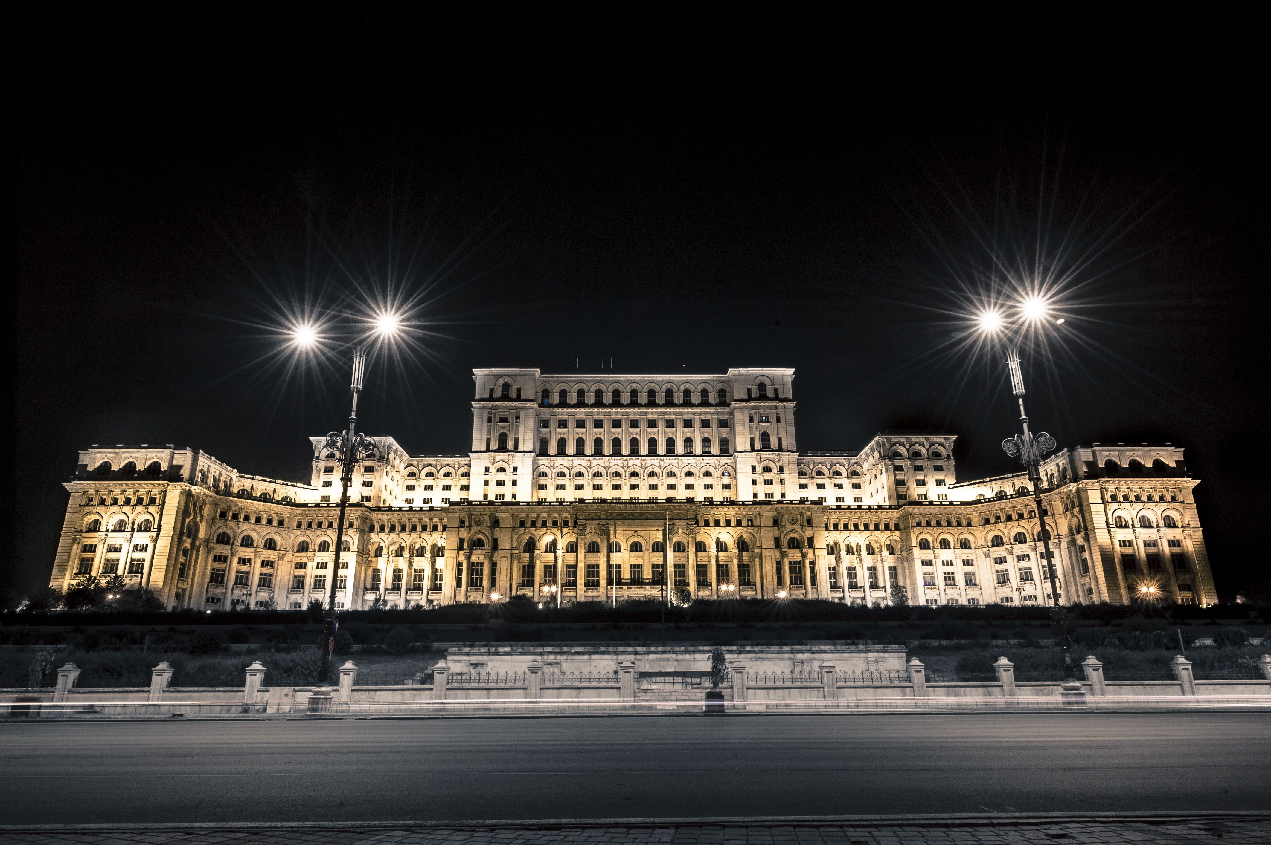 Okazuje się jednak, że najdroższym budynkiem na świecie nie jest drapacz chmur, ale Pałac Parlamentu w Bukareszcie (Rumunia). Jest on prawie 10 razy niższy niż Burj Khalifa, który dumnie nosi miano najwyższego budynku świata