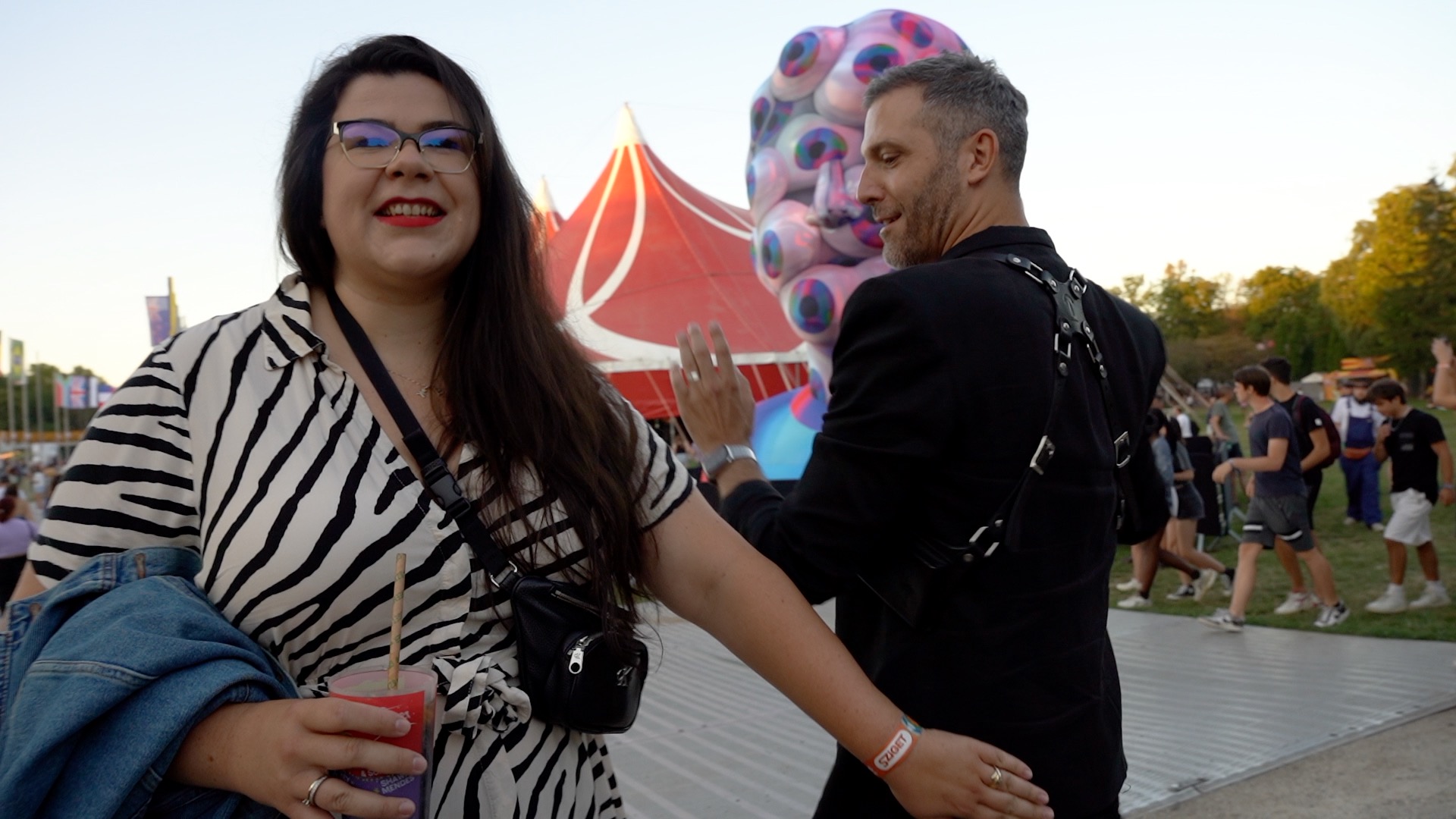 Átlátszó és csillogó ruhák a Szigeten - Ráskó Eszterrel és Merő Péterrel néztük meg, milyen a fesztiváldivat idén - videó