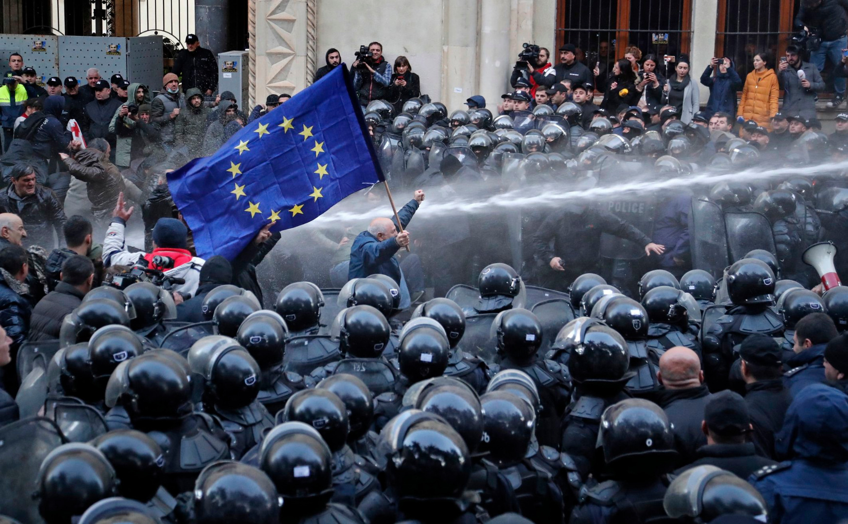 Policja użyła armatek wodnych