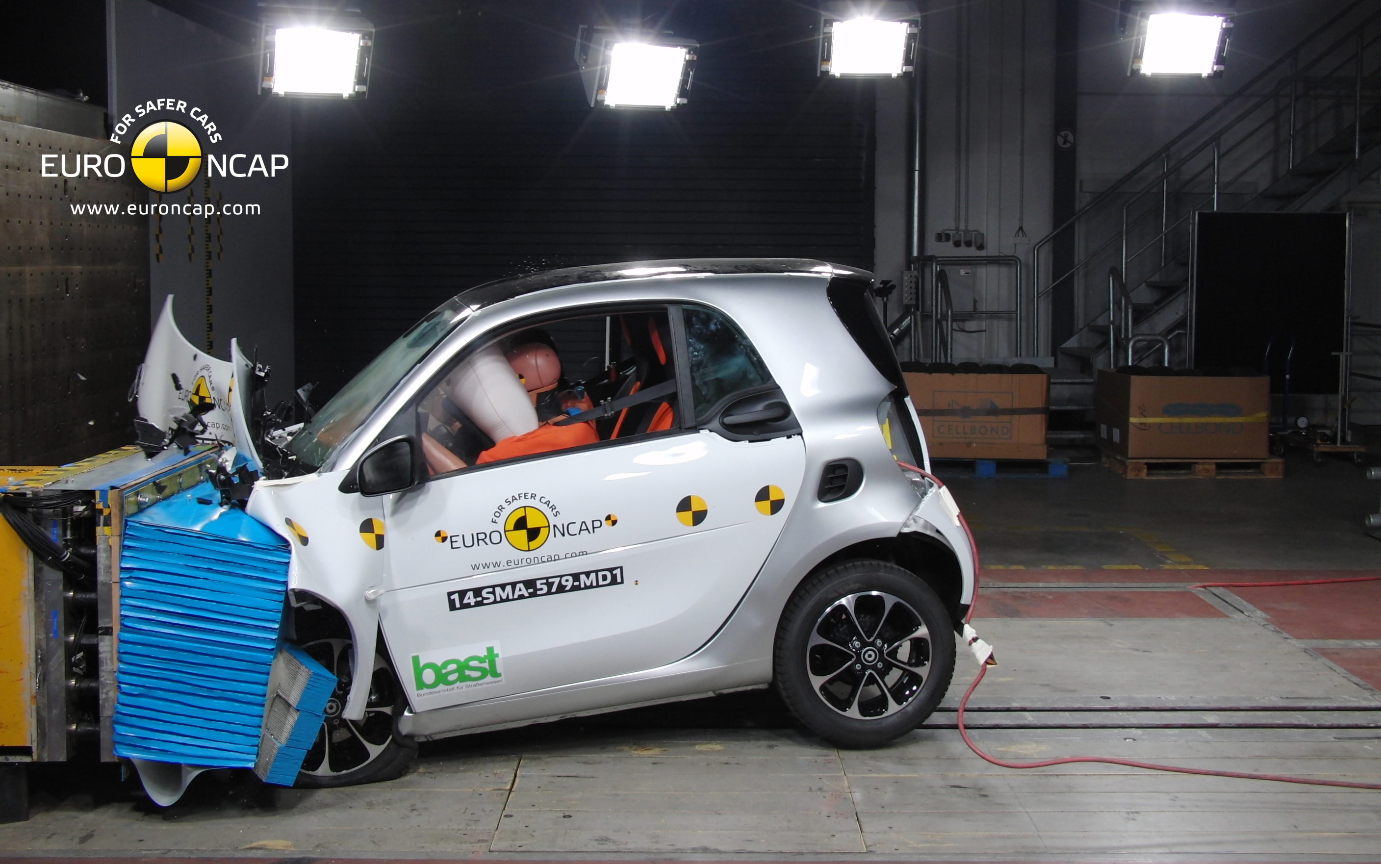 Inżynierowie Mercedesa do którego należy marka Smart nie mają zbyt radosnych min. Zbudowany wspólnie z Renault nowy smart fortwo i forfour (bliźniacza konstrukcja z nowym renault twingo) - zdobył 4 gwiazdki. Eksperci Euro NCAP rozbili zarówno wersję dwuosobową jak i czetrososobową.