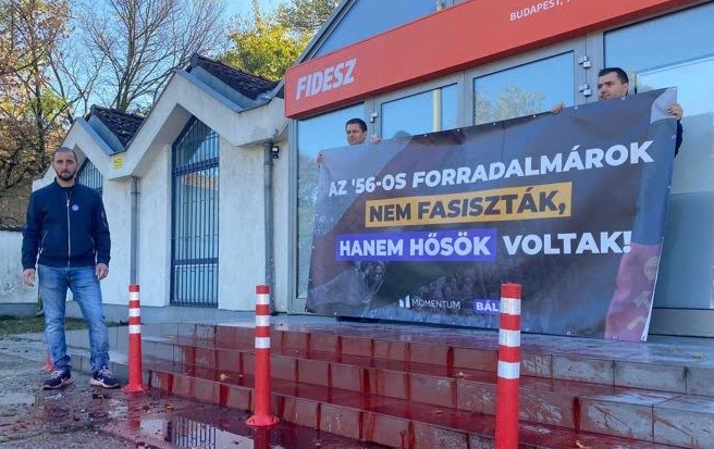 Botrány Rákosmentén: vérvörös festékkel öntötték le a Fidesz 17. kerületi irodájának lépcsőjét – videó