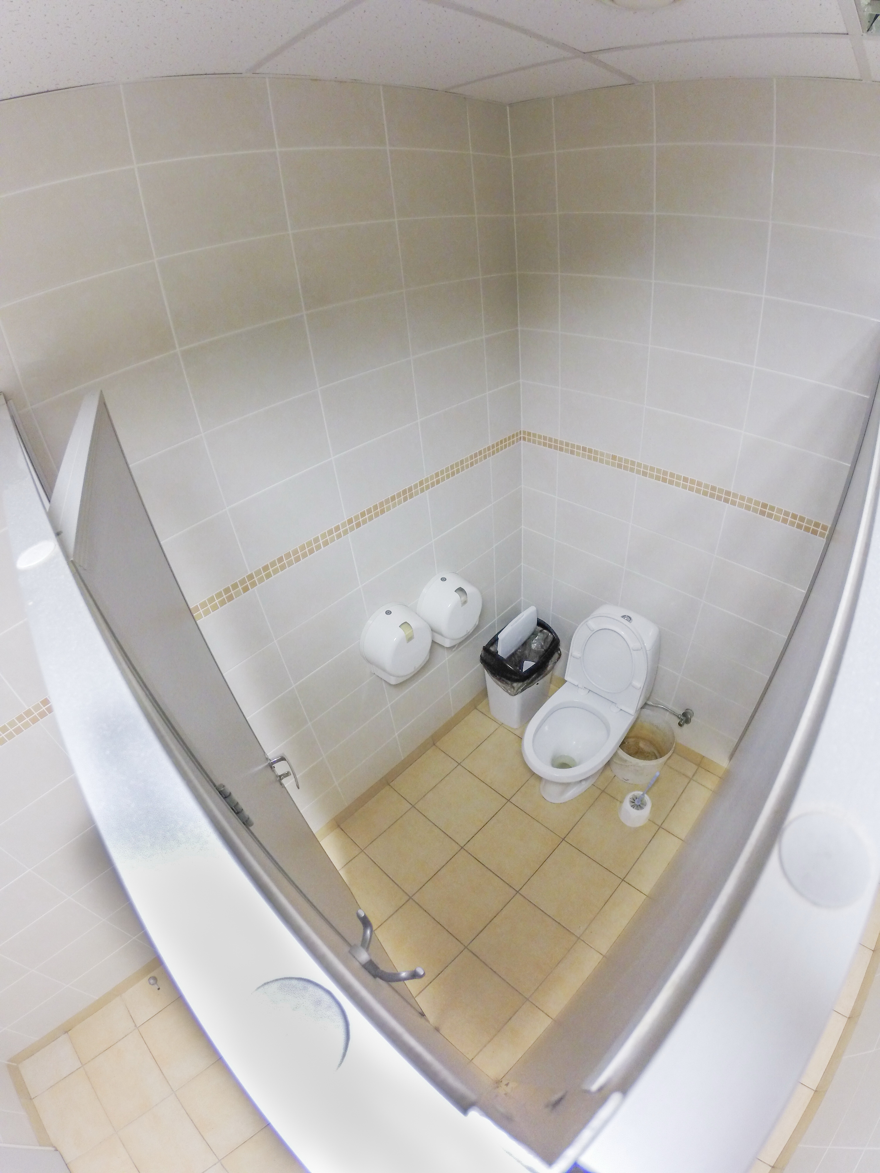 Durva: rejtett kamerát találtak a rendőrség női zuhanyzójában - Blikk