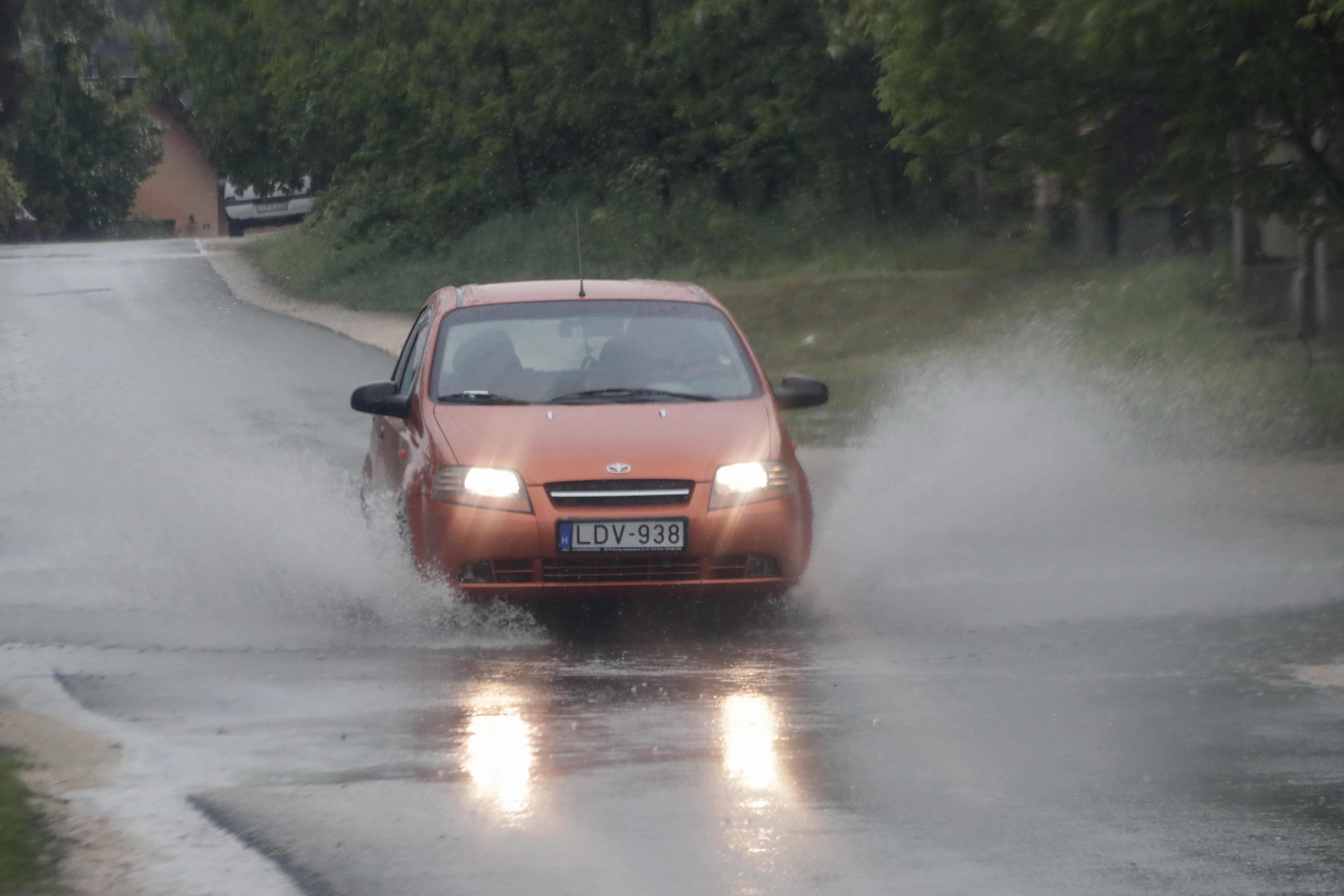 Felhőszakadás és jégeső: villámárvíz mosott el egy Tolna vármegyei települést – videó