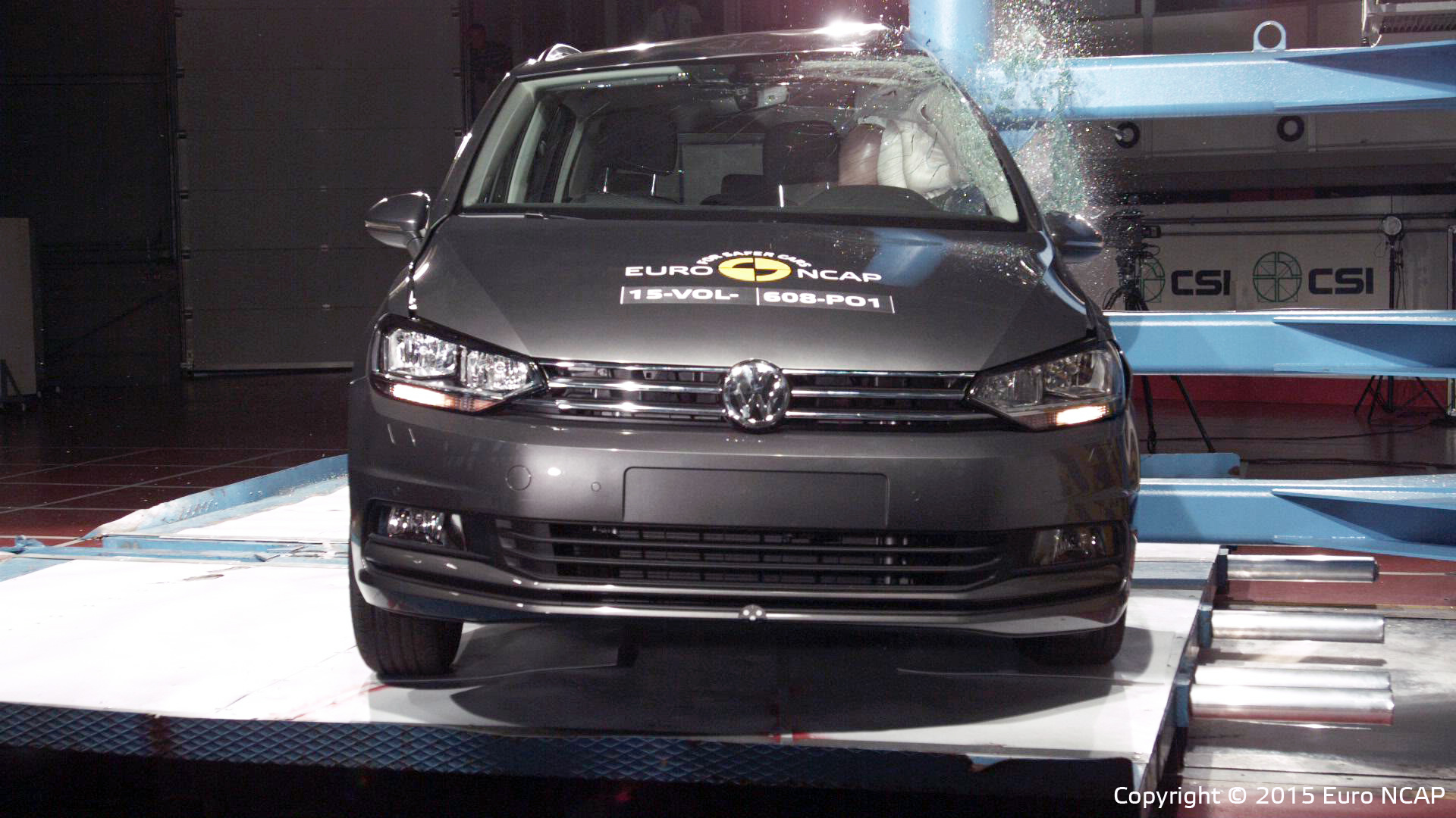 Także inżynierowie Volkswagena mają powody do radości. Nowy touran sprostał procedurze Euro NCAP uzyskując najwyższy wynik pięciu gwiazdek. Podczas wszechstronnego badania bezpieczeństwa dorosłych pasażerów nowy touran uzyskał 88 proc. oceny maksymalnej.