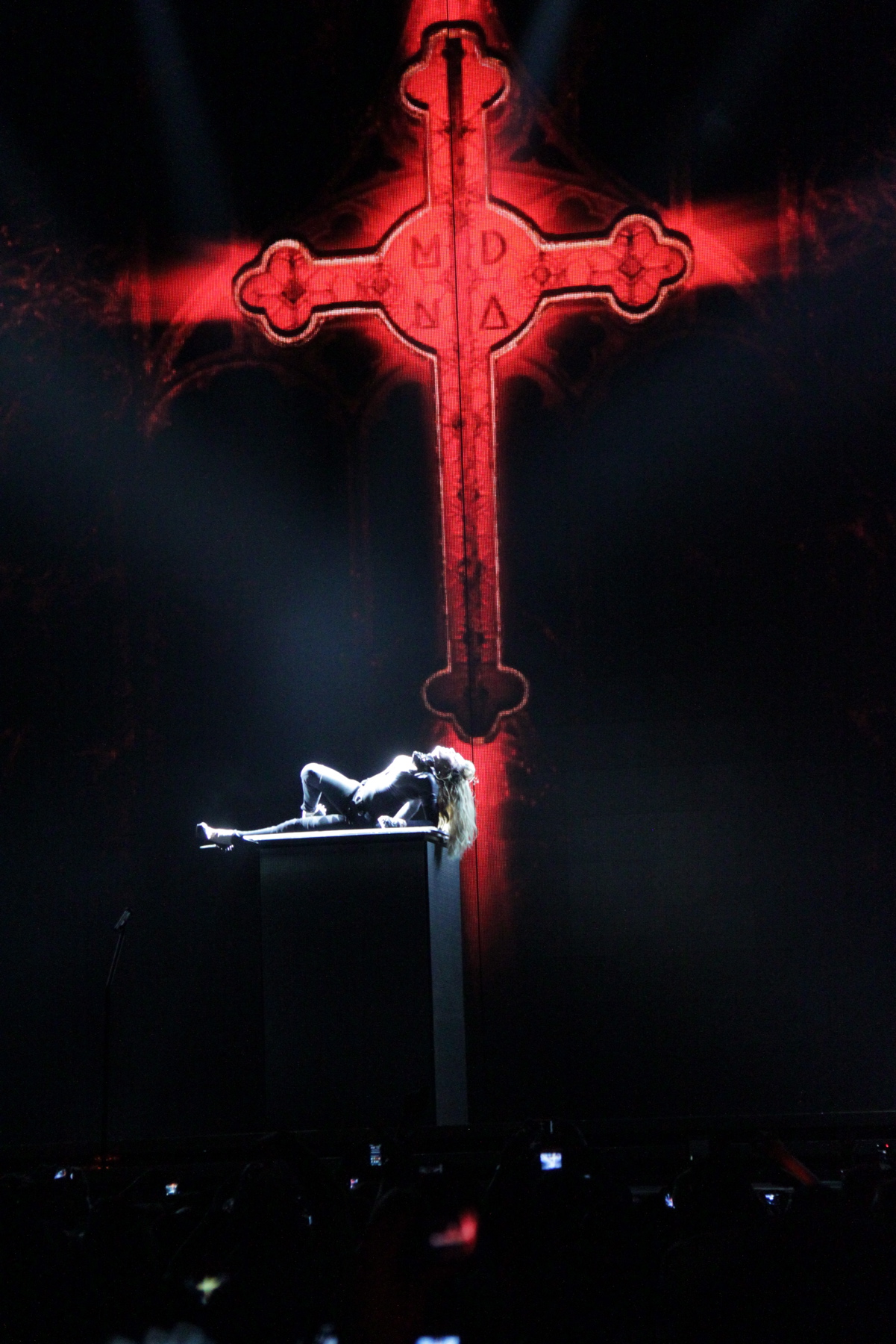 Skandale to specjalność Madonna. Trzy lata po tym całowaniu Britney i Christiny postanowiła w trakcie koncertu powiesić się na... krzyżu, a na koniec jeszcze się ukoronowała. Wywołało to falę krytyki kościoła