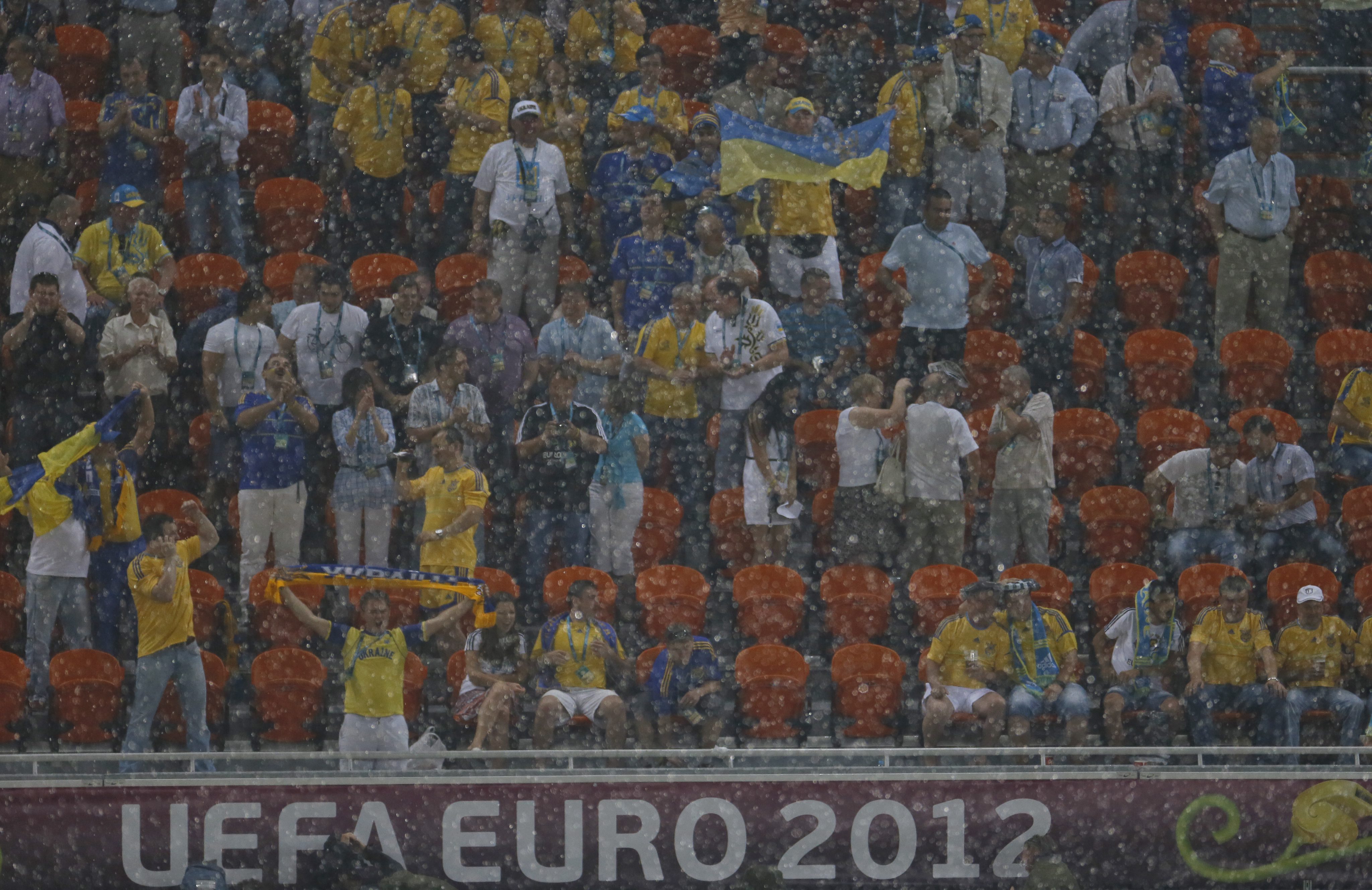 Zmoknięci kibice na stadionie