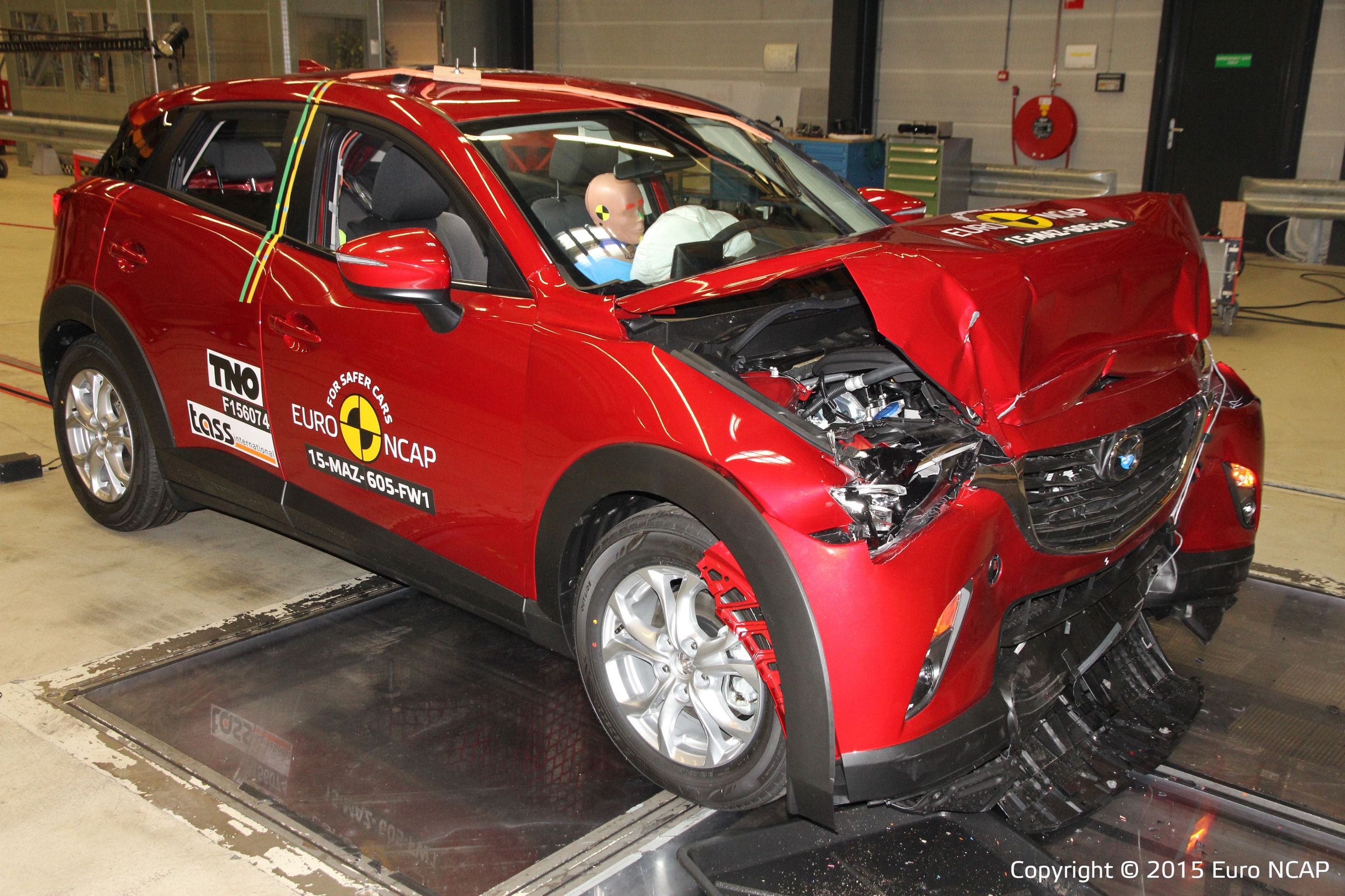Mazda CX-3 zdobyła cztery gwiazdki. Dlaczego nie pięć? Na słabszym wyniku zaważyła głównie ocena dodatkowych systemów elektronicznych poprawiających bezpieczeństwo. Zasady Euro NCAP wymagają aby układy tego rodzaju występowały przynajmniej w opcji we wszystkich wersjach danego modelu.