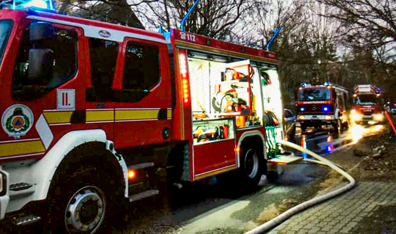 Munkában a tűzoltók: lángra kapott egy II. kerületi ház tetőszerkezete