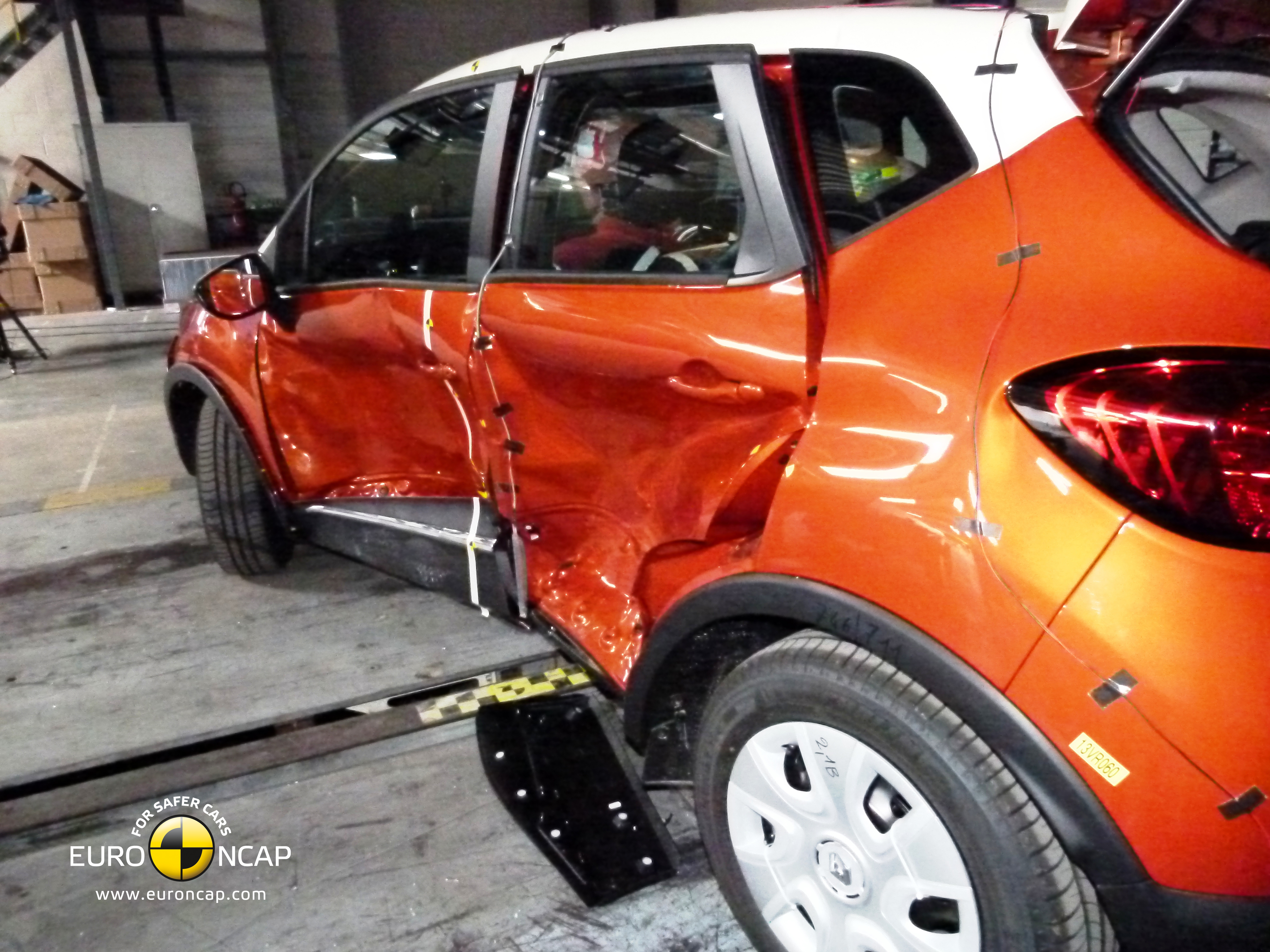 Jeśli chodzi o ochronę dzieci to zdaniem testujących z Euro NCAP captur plasuje się wśród najlepszych modeli w segmencie B - auto uzyskało ocenę 39 punktów na 49 możliwych. Bezpieczeństwo pieszych - 22 punktów na 36 możliwych. Jak wypadła tania nowość Dacii?