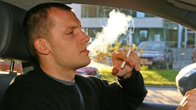 Jak usunąć z auta ślady po papierosach?
