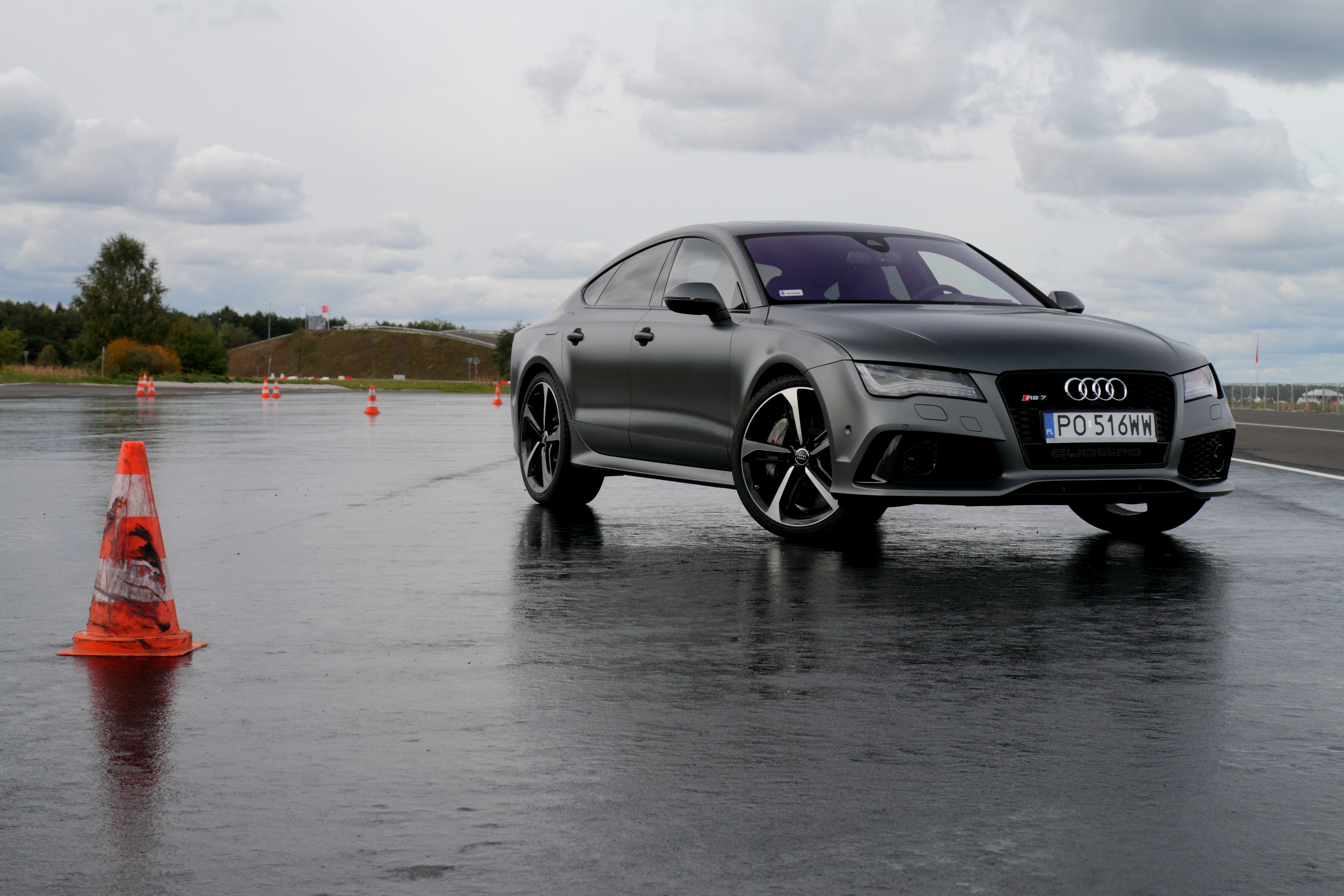 RS 7 Sportback to jeden z pierwszych modeli Audi, w którym seryjnie montowane jest sportowe zawieszenie pneumatyczne adaptive air suspension. Kierowca może wybrać jeden z czterech trybów: comfort, auto, dynamic i individual.