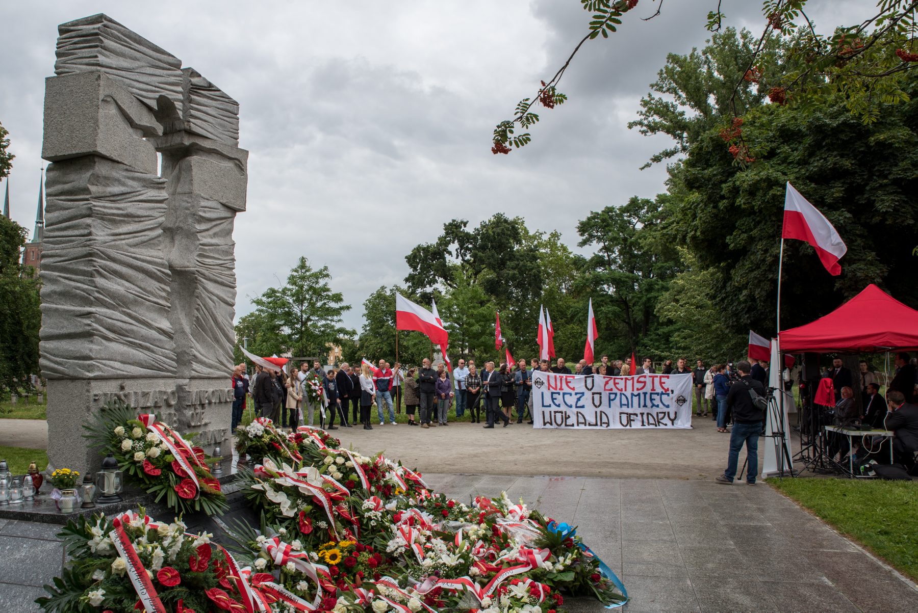 Uroczystości upamiętniające 77. rocznicę krwawej niedzieli na Wołyniu zorganizowane przez Ruch Narodowy pod pomnikiem pamięci ofiar UPA we Wrocławiu, 11 lipca 2020 r.